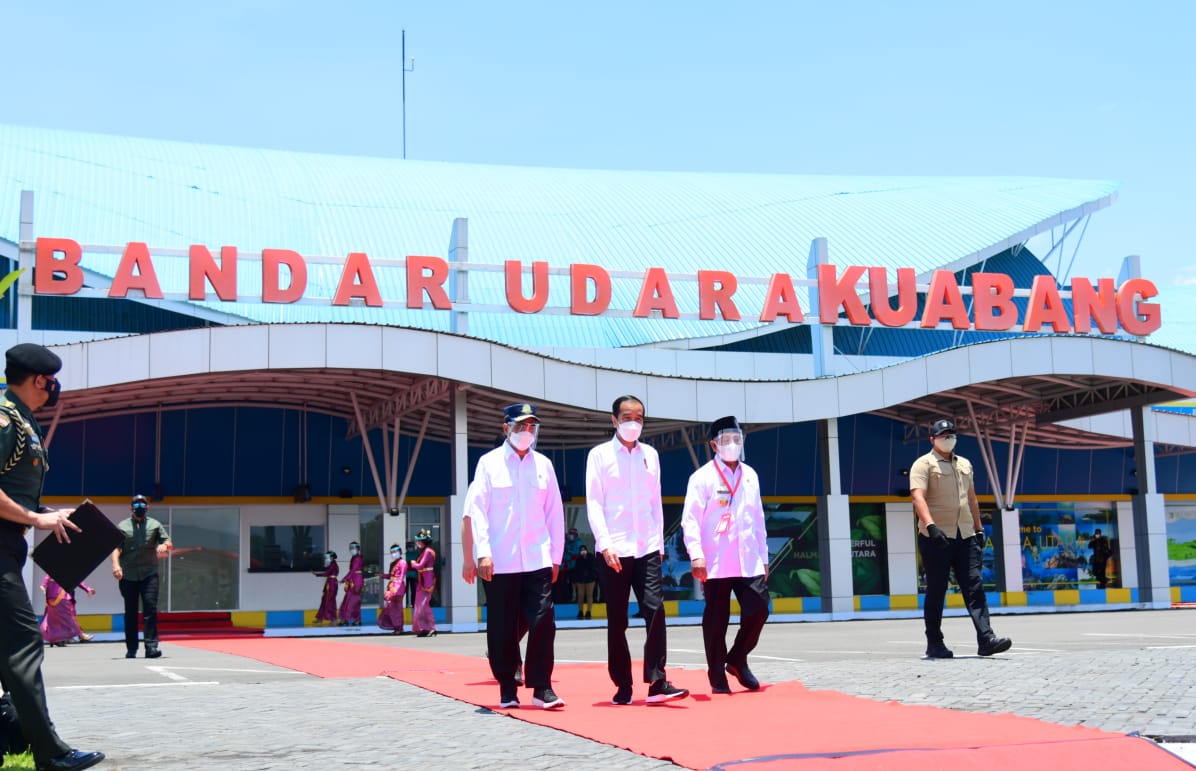 Presiden Joko Widodo bersama Menhub Budi Karya Sumadi dan Gubernur Maluku Utara Abdul Gani Kasuba resmikan Bandara Kaubang, Halmahera Utara.