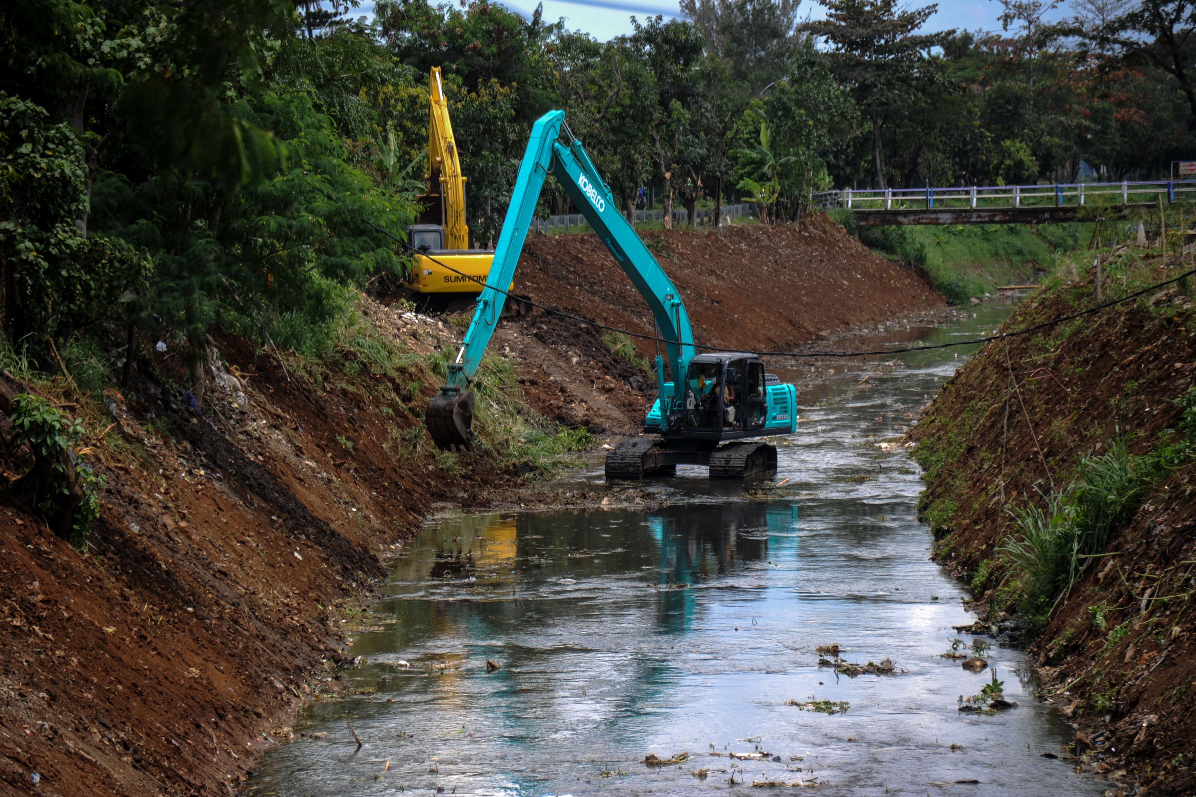 Pekerja mengoperasikan alat berat untuk mengeruk Sungai Cikilei yang merupakan anak Sungai Citarum di Arcamanik, Bandung Jawa Barat.