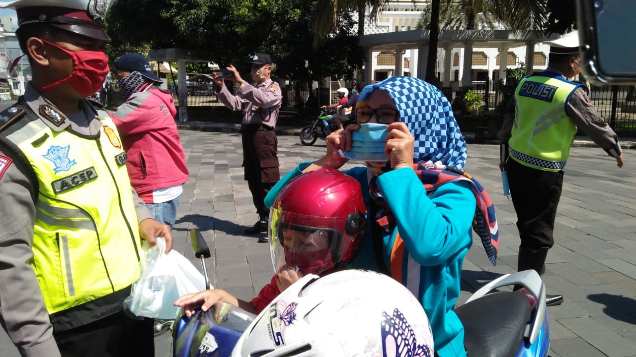 Petugas gabungan menggelar operasi yustisi pelakasanaan protokol kesehatan mencegah covid-19.