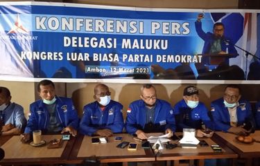 Mantan Plt Ketua DPC Partai Demokrat Kota Ambon, Markus Penturi dan sejumlah mantan kader Partai Demokrat yang ikut KLB