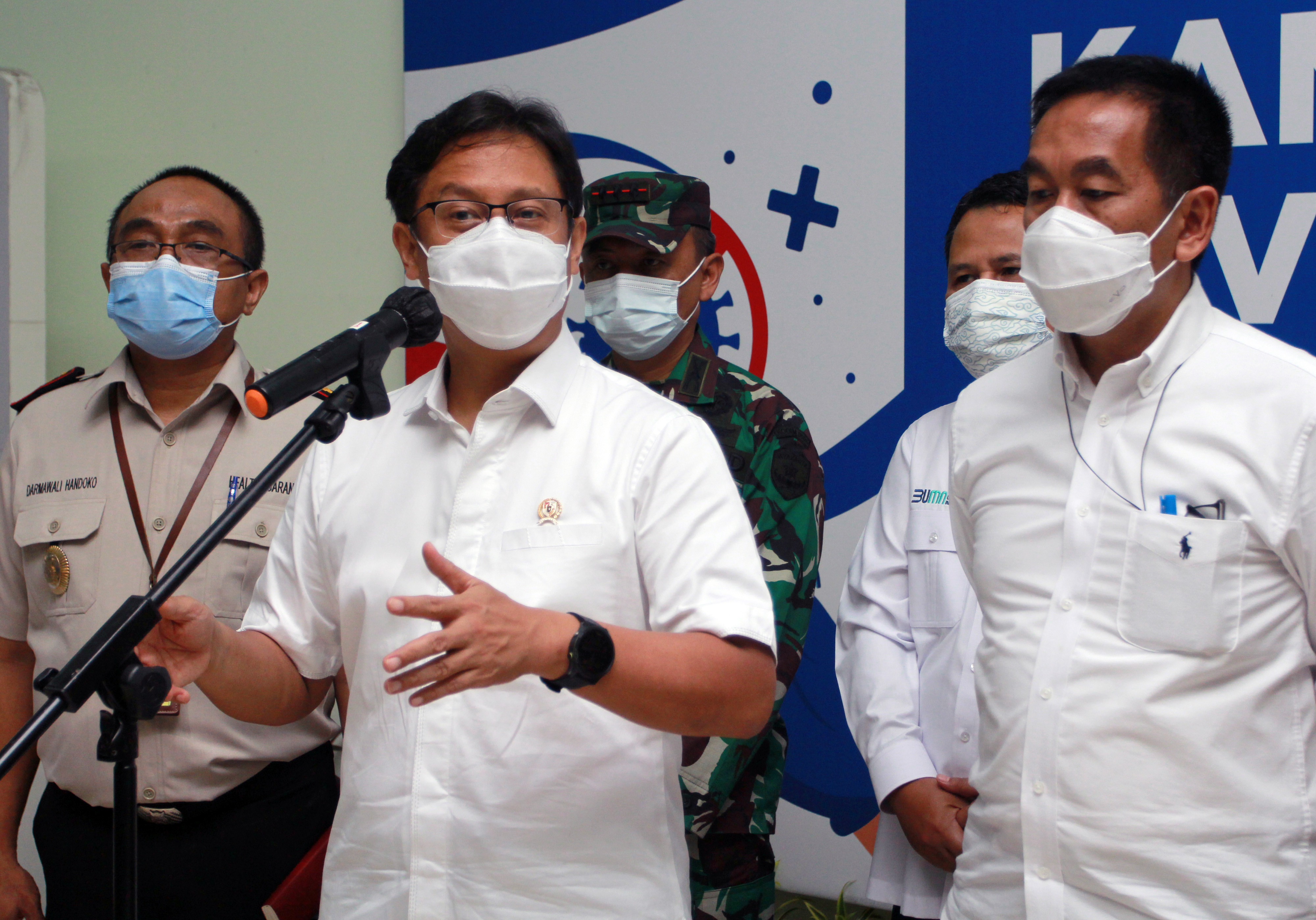 Menteri Kesehatan Budi Gunadi Sadikin (tengah)  meninjau pelaksanaan vaksinasi covid-19 pekerja bandara.