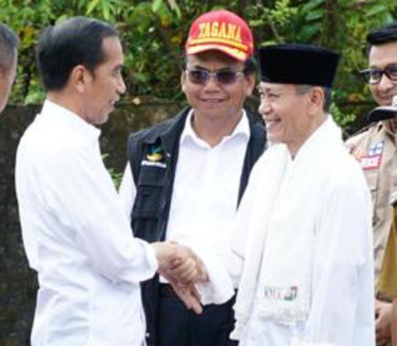 KH. Embay Mulya Syarief  menyambut Presiden Jokowi saat mengunjungi Banten, beberapa waktu lalu.