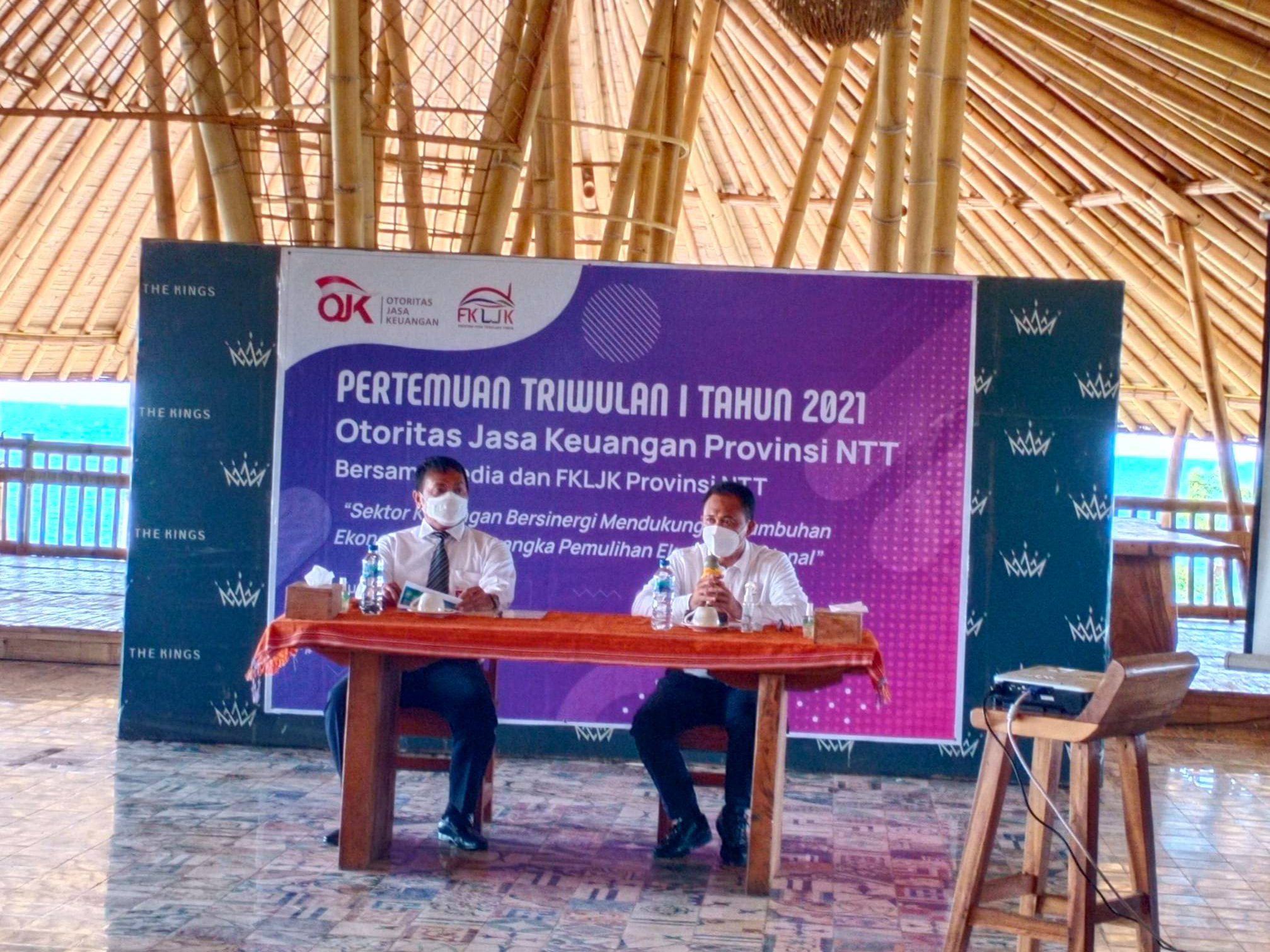  Pembina Forum Komunikasi Lembaga Jasa Keuangan (FKLJK) Robert Sianipar (kiri) dan Ketua FKLJK NTT Hary Alexander Riwu Kaho.