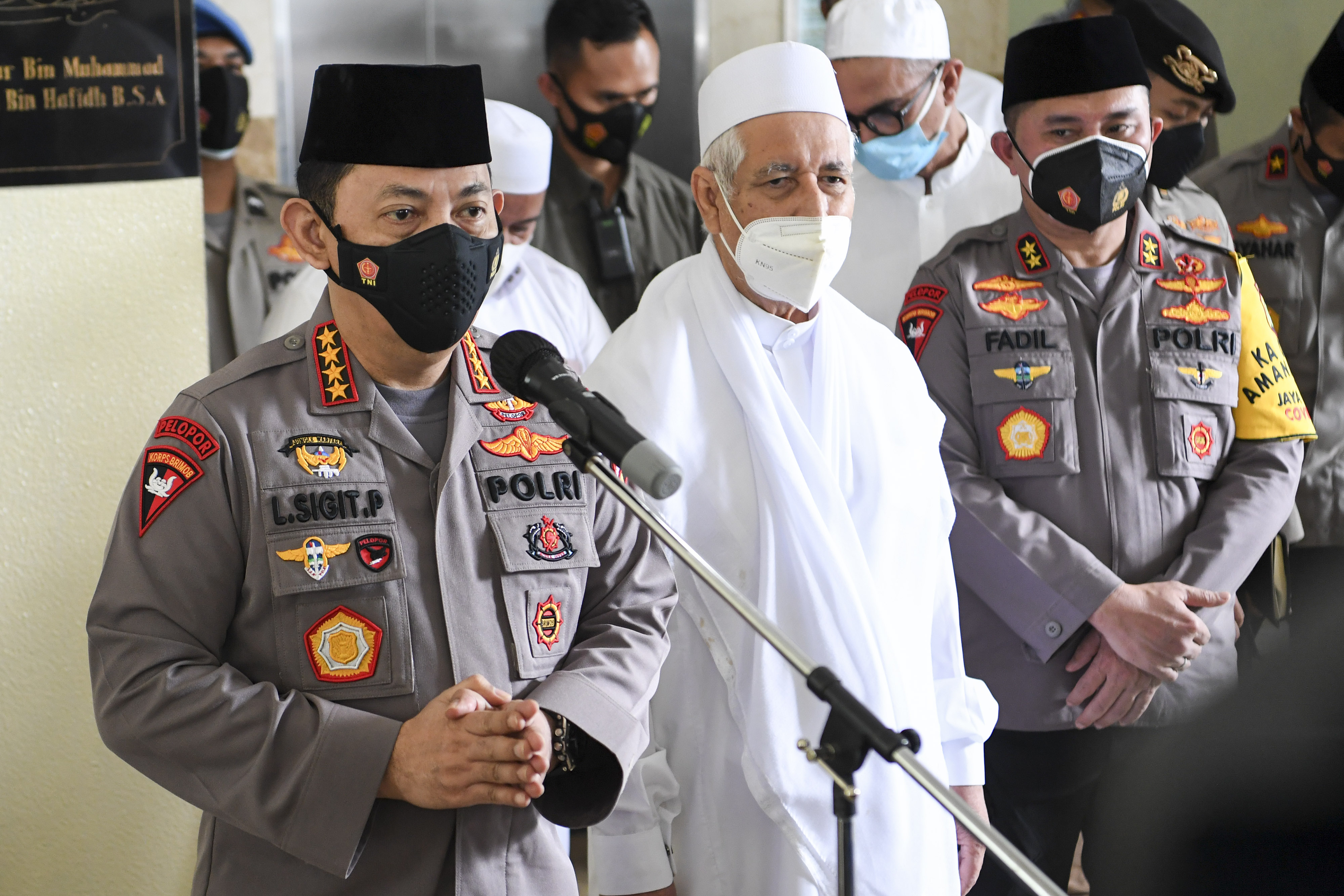 KapolriJenderal Polisi Listyo Sigit Prabowo (kiri) didampingi Kapolda Metro Jaya Irjen Pol Fadil Imran (kanan) bersama Ketua Umum Rabithah 