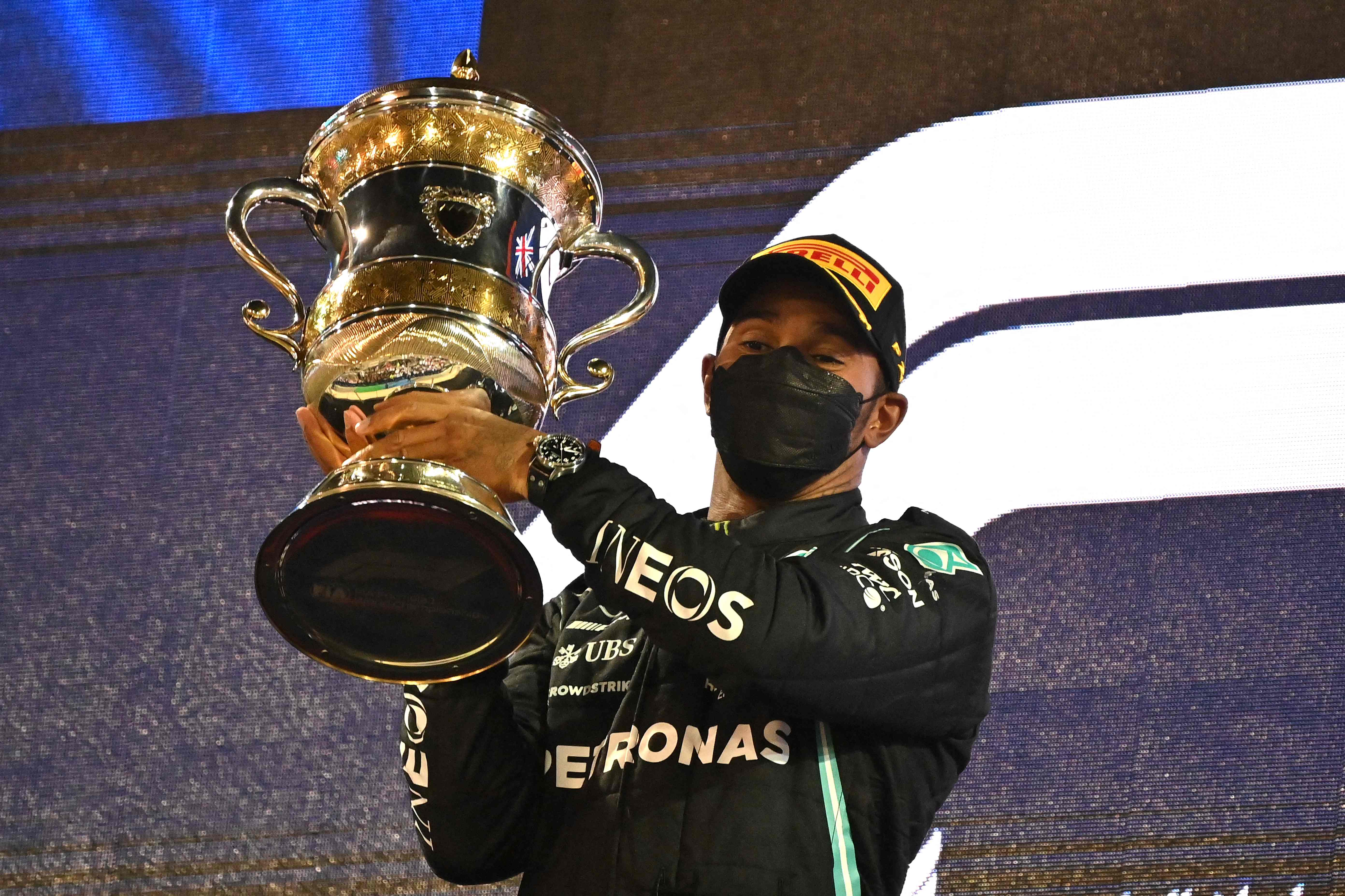 Pembalap Mercedes Lewis Hamilton mengangkat trofi juara GP Bahrain.