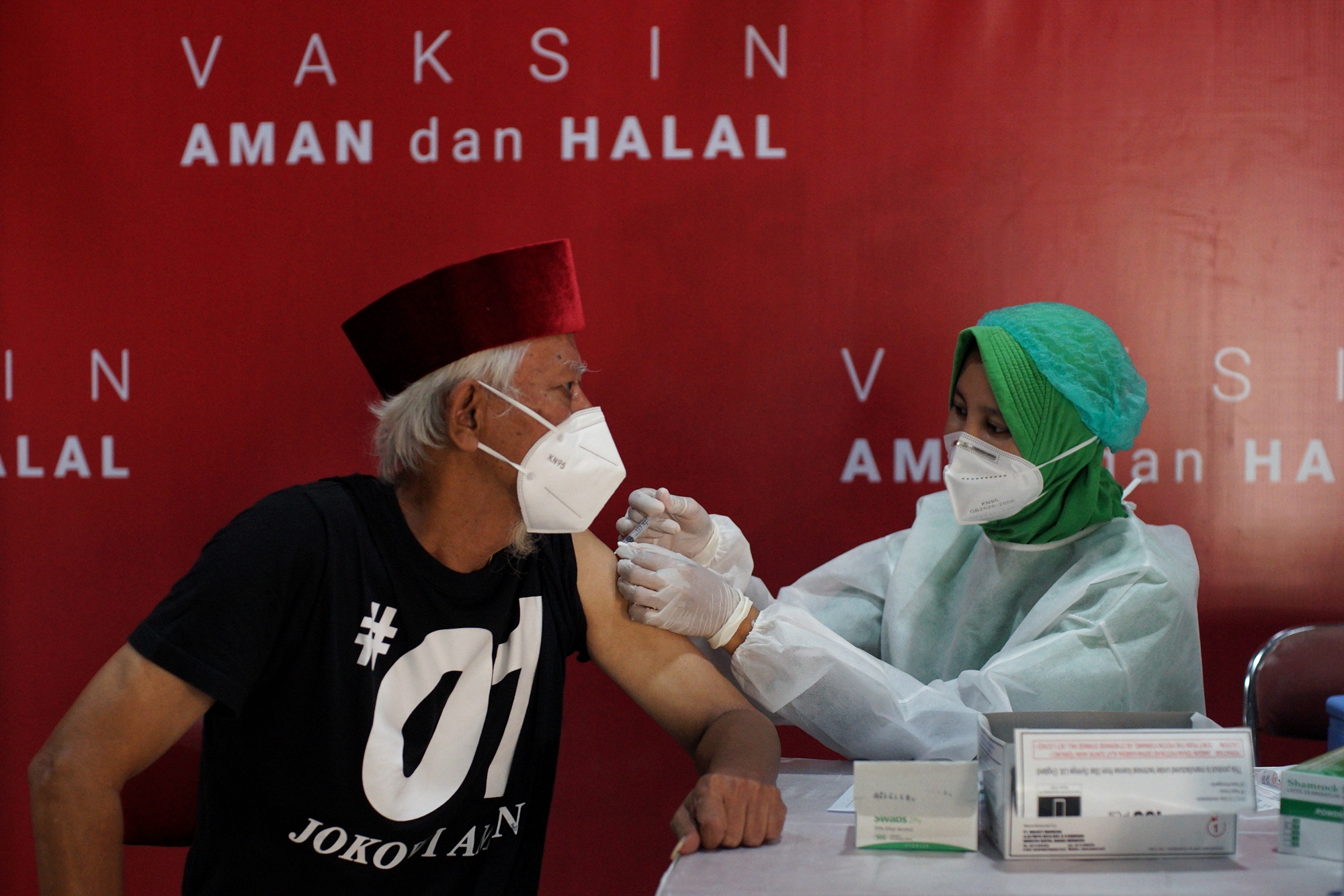 Vaksinator menyuntikkan vaksin covid-19 kepada seniman di Bantul, Yogyakarta.