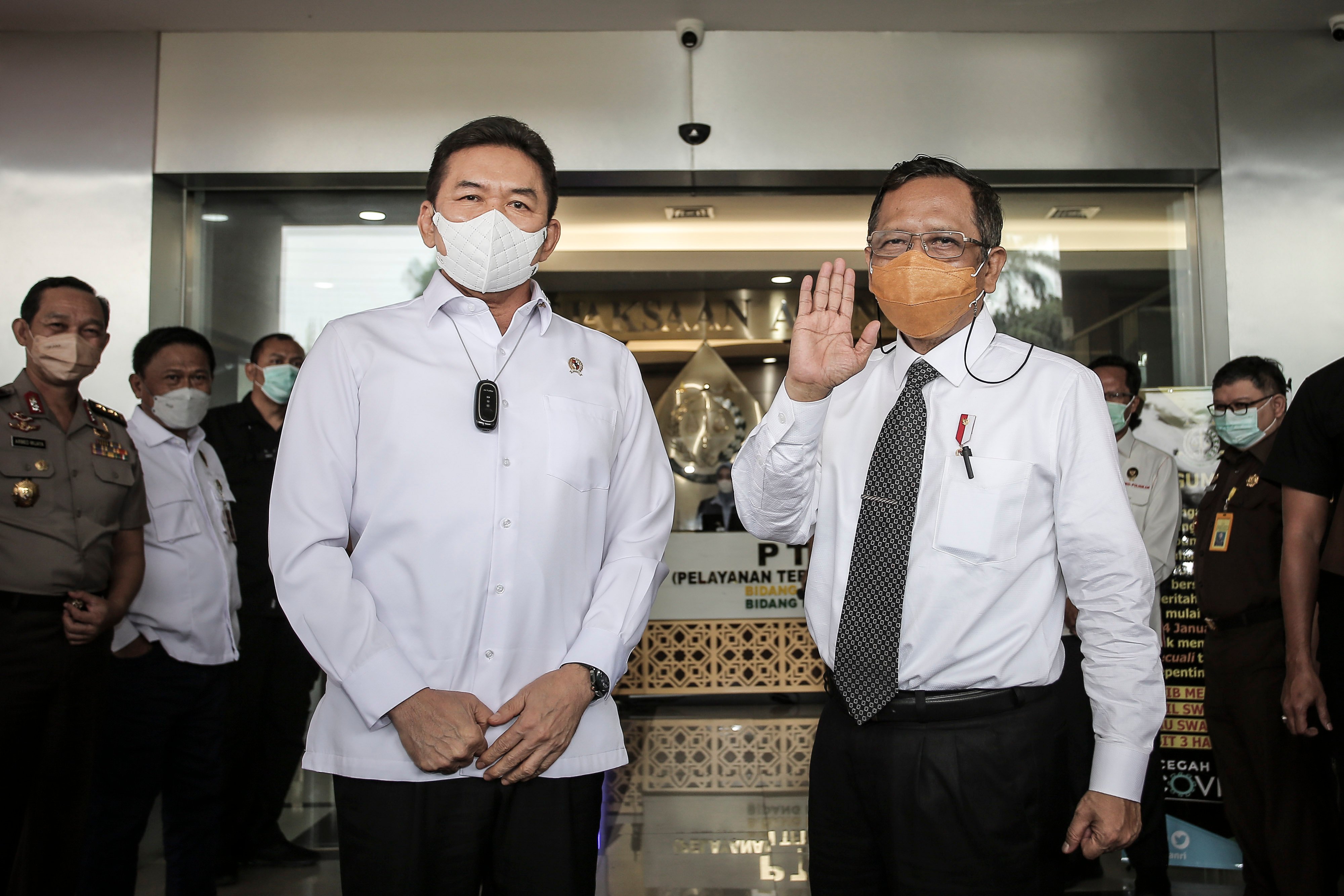 Jaksa Agung ST Burhanuddin (kiri) menyambut kedatangan Menko Polhukam Mahfud MD (kanan) saat tiba di gedung Kejaksaan Agung, Jakarta, Senin 