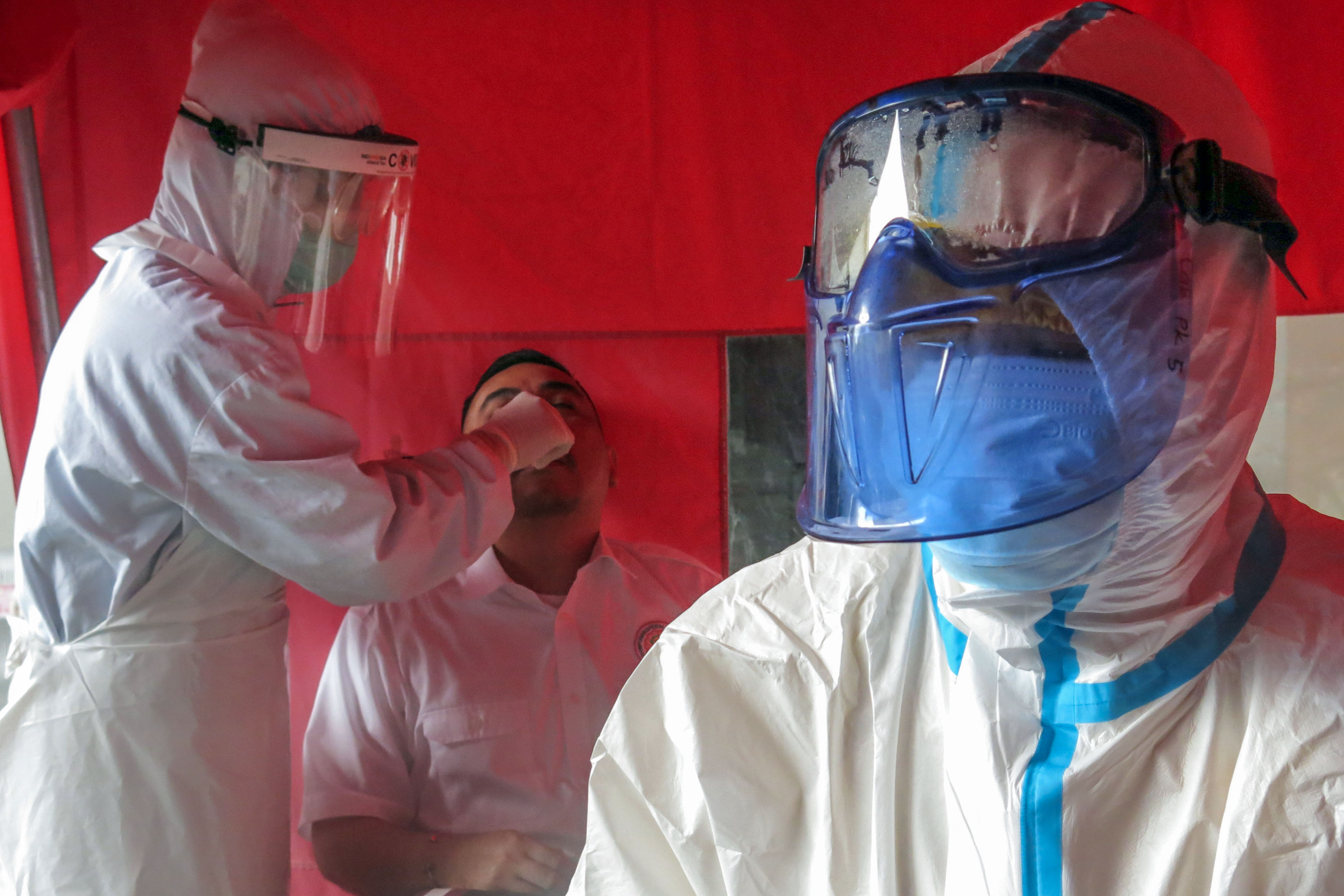  Petugas kesehatan mengambil sampel usap saat rapid tes antigen di RSUD Cibinong, Kabupaten Bogor, Jawa Barat, Rabu (27/1/2021)