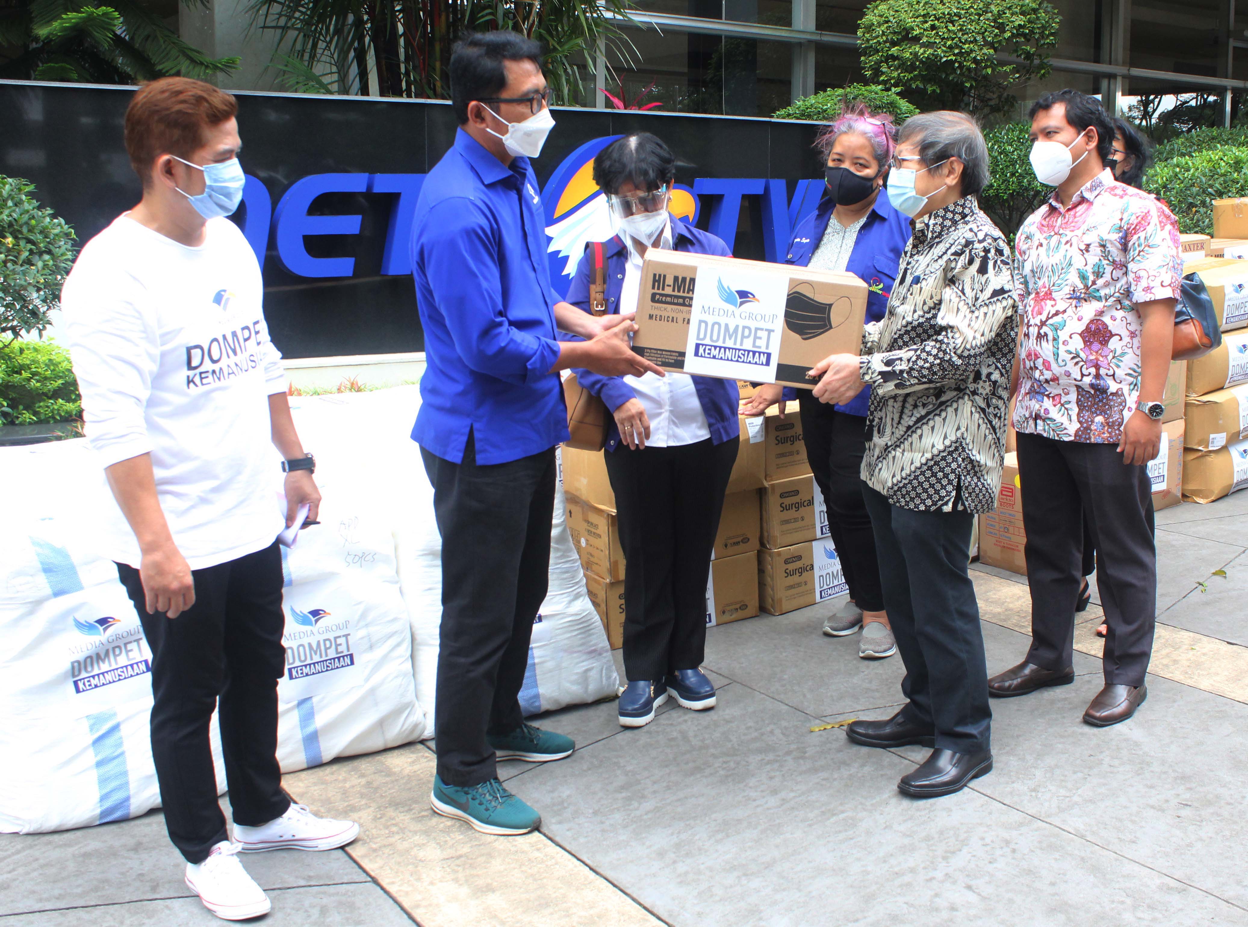  Ketua Yayasan Media Group Ali Sadikin (kedua dari kiri) serahkan bantuan medis