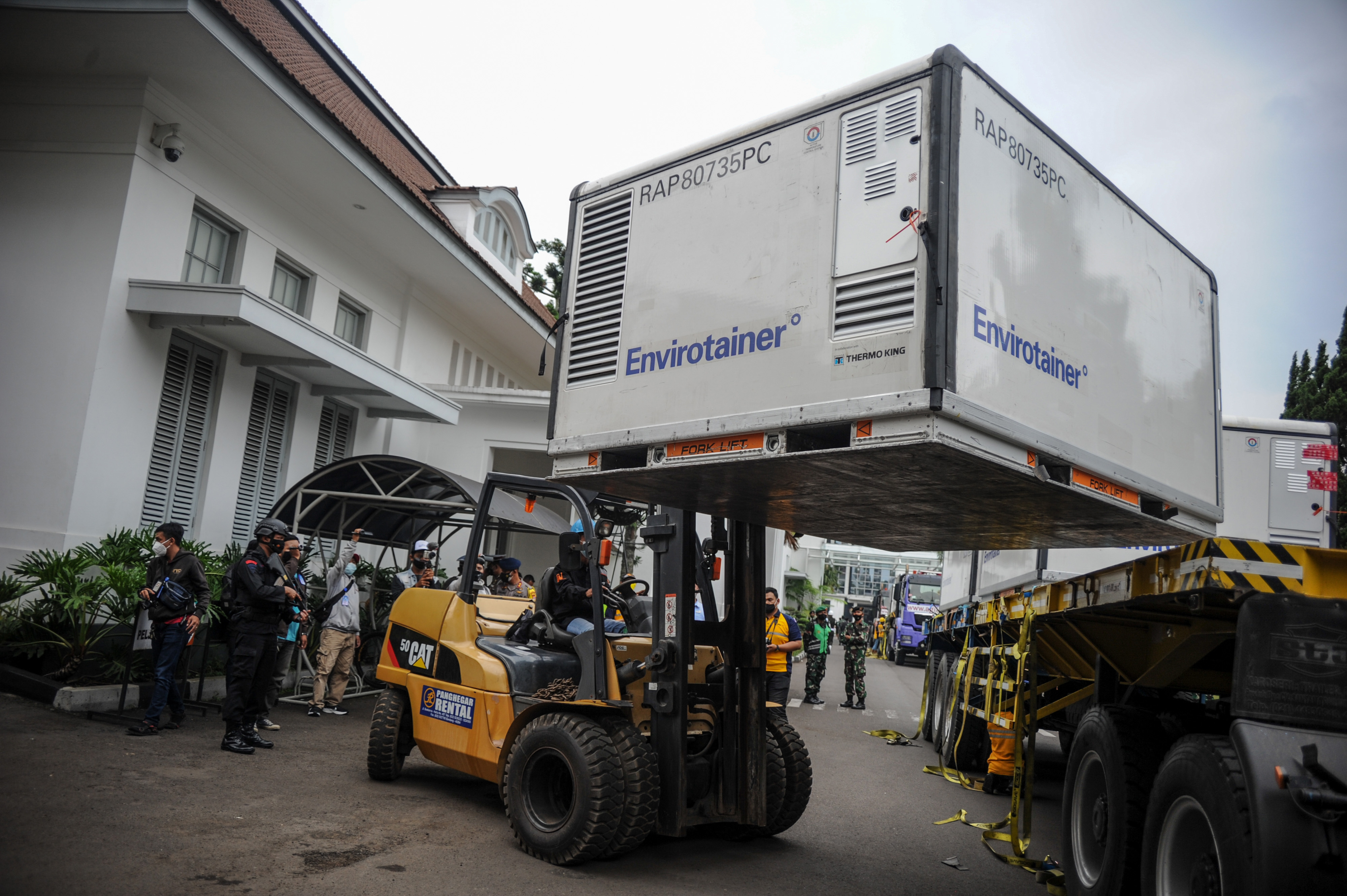 Bahan baku vaksin tiba di Indonesia