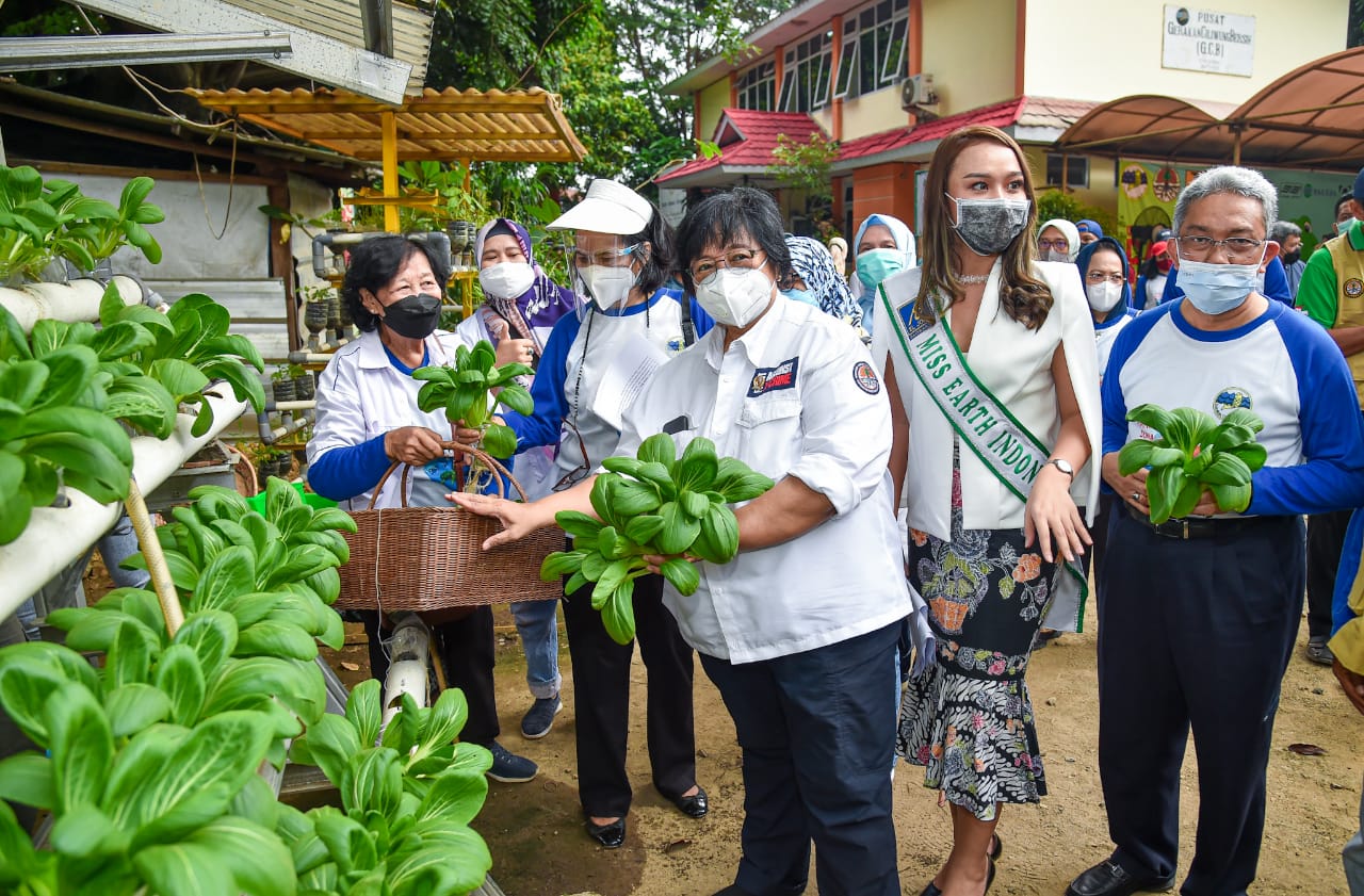Menteri LHK Siti Nurbaya menghadiri peringatan 'Hari Air Dunia' yang diadakan di atas Sungai Ciliwung Ruas Pejompongan, Jakarta.