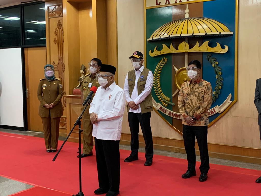 Wapres Ma’ruf Amin mengadakan jumpa pers usai meninjau kegiatan vaksinasi di Kantor Provinsi Lampung, Senin (22/3/2021).