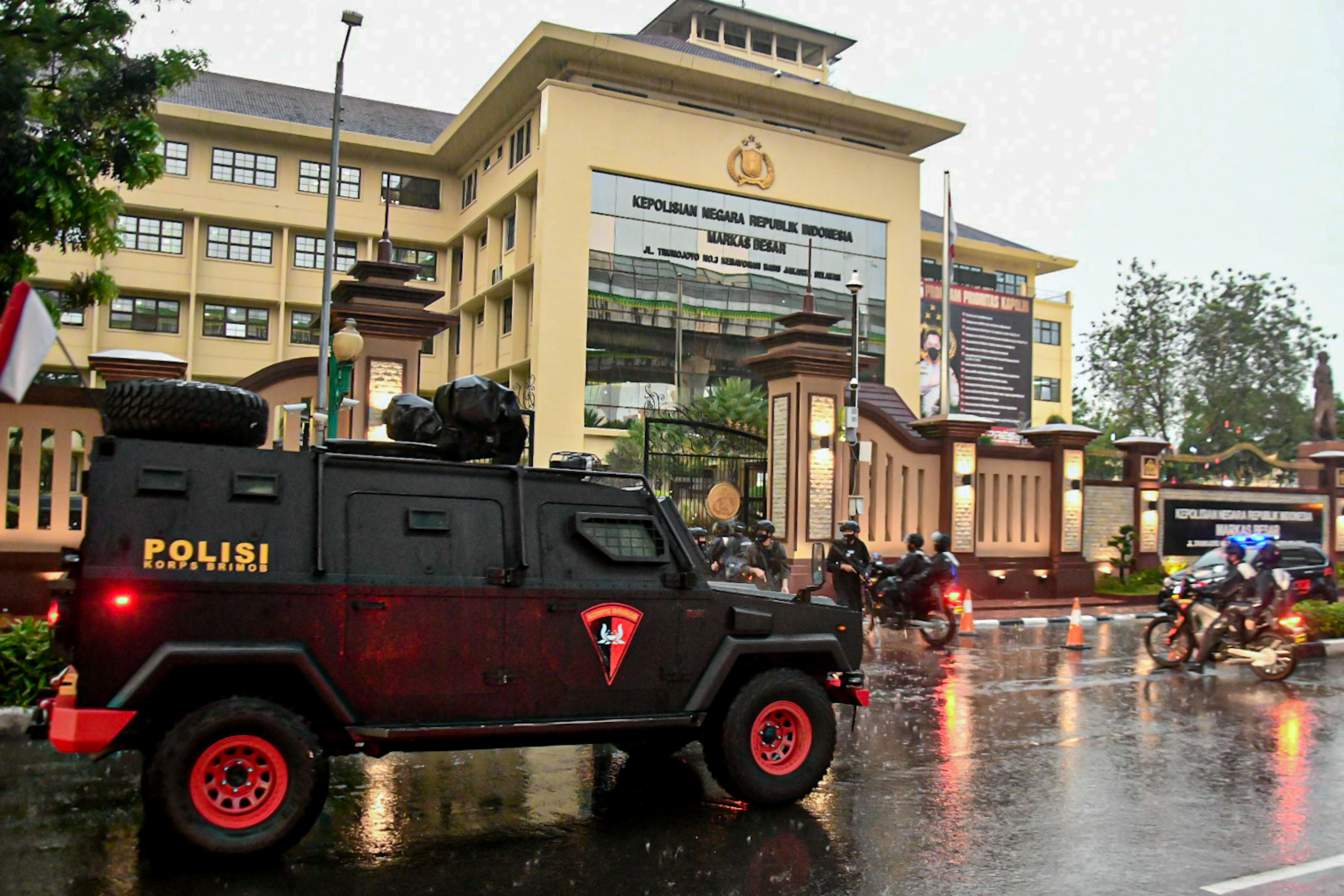 Petugas polisi menyisir jalan di sekitar gedung Markas Besar Polri di Jalan Trunojoyo seusai penembakan yang diduga terkait aksi teror. 
