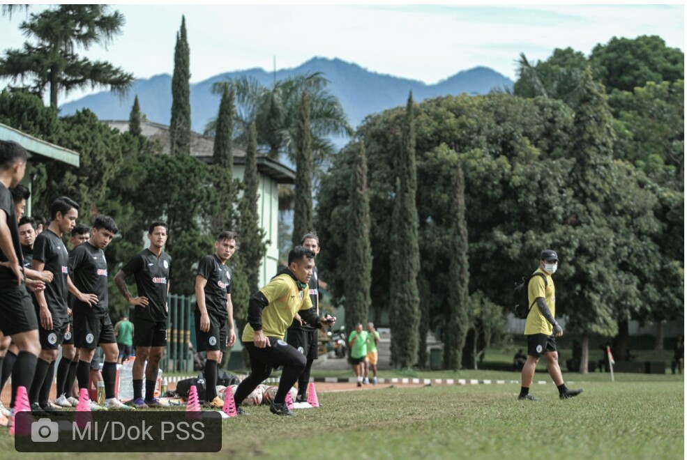 Para pemain PS Sleman menjalani latihan.