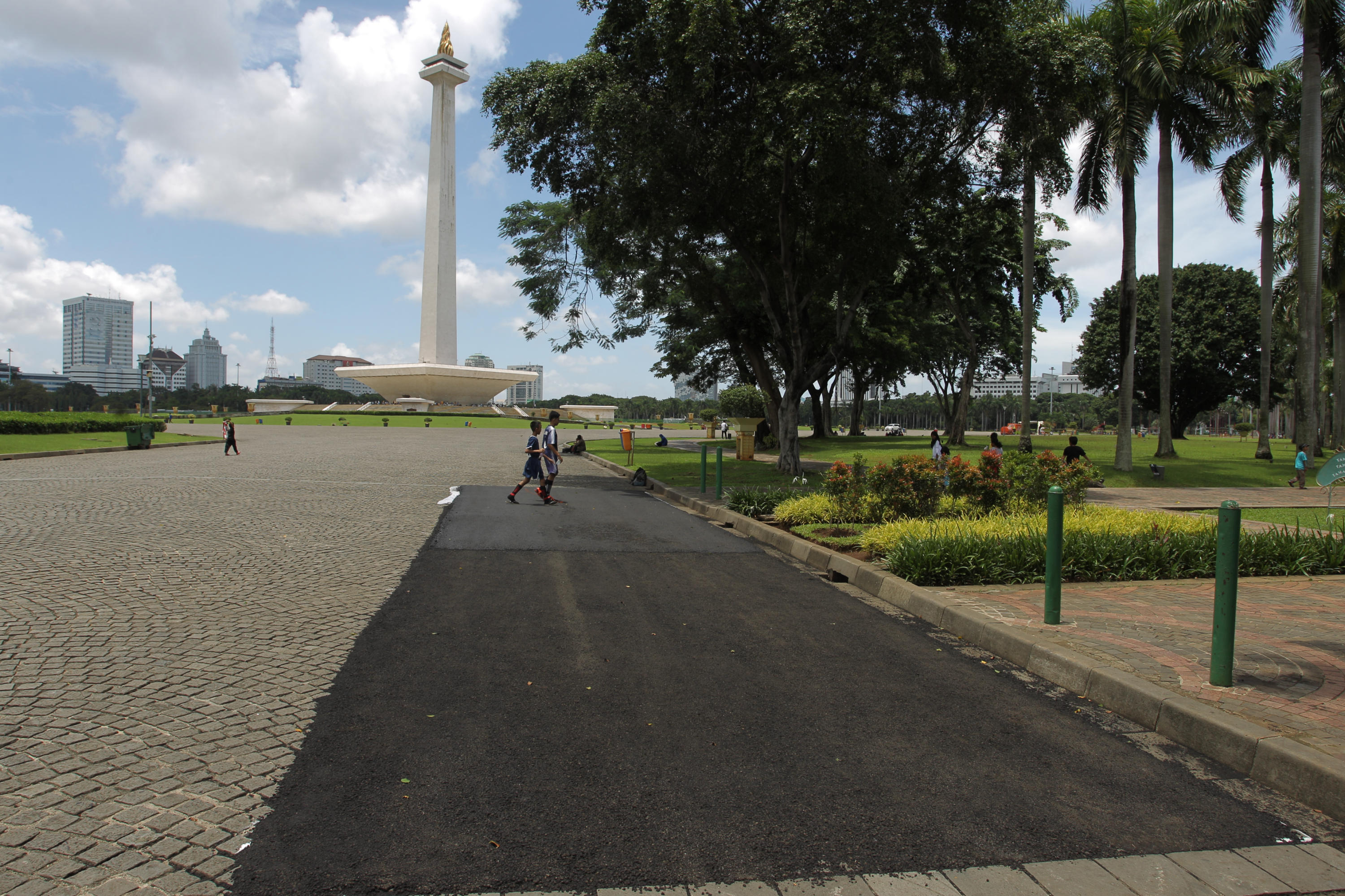 Uji coba pengaspalan di kawasan Monas untuk gelaran Formula E di Jakarta.
