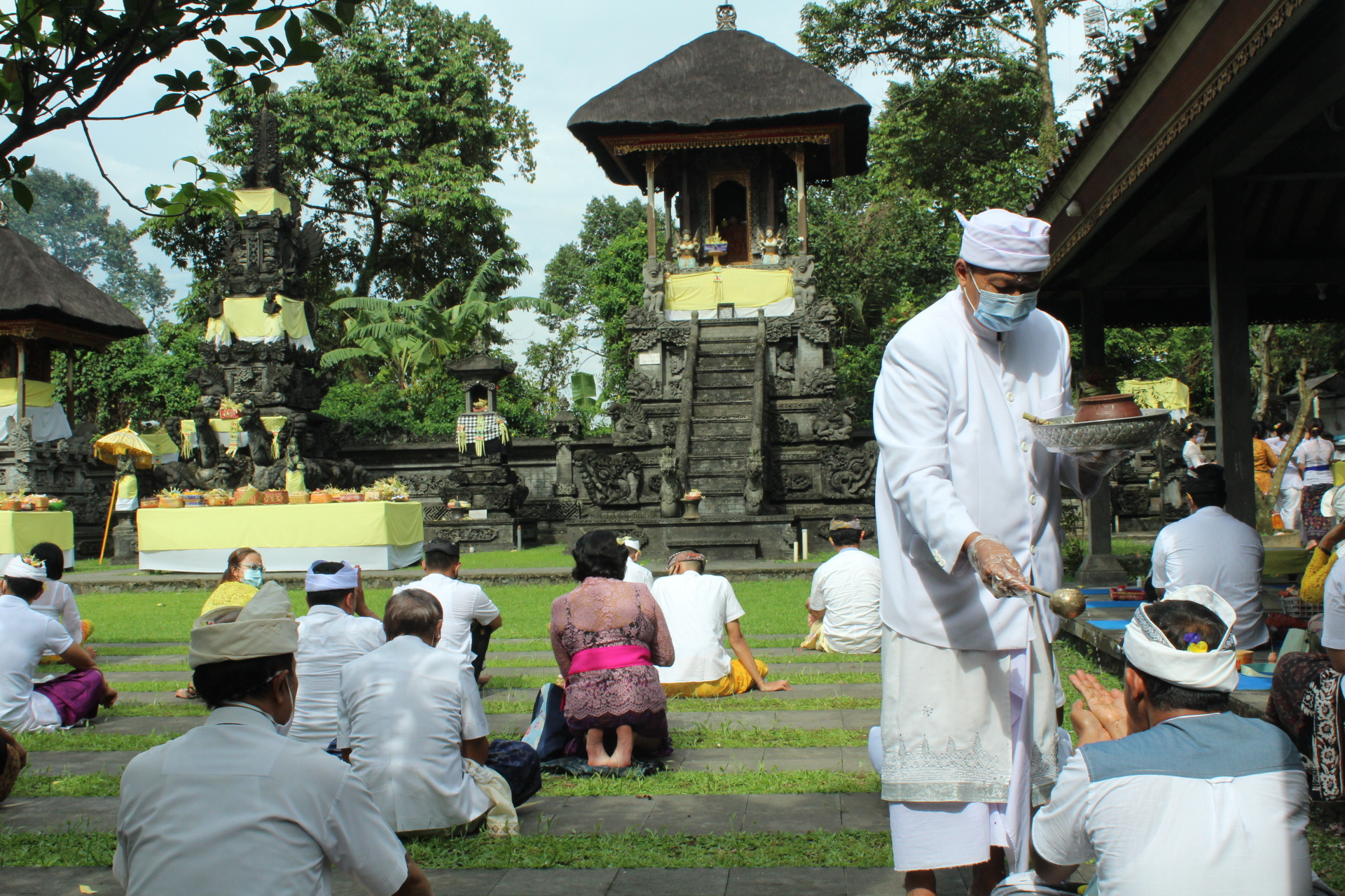  Umat Hindu beribadah saat upacara Tawur Agung Kesanga di Pura Giri Kusuma, Kota Bogor, Jawa Barat, Sabtu (13/3/2021)