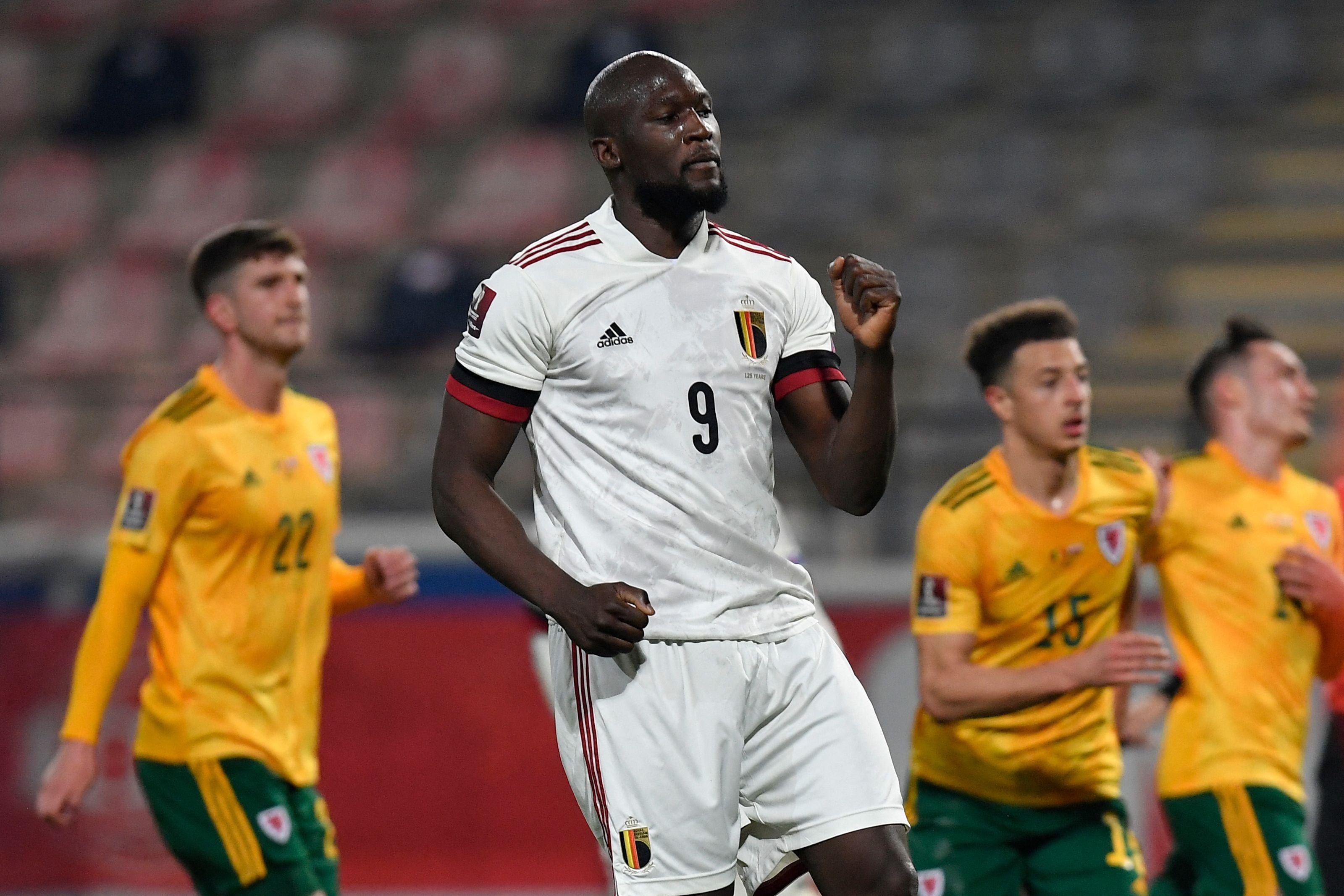 Penyerang Belgia Romelu Lukaku melakukan selebrasi usai mencetak gol ke gawang Wales di laga kualifikasi Piala Dunia.