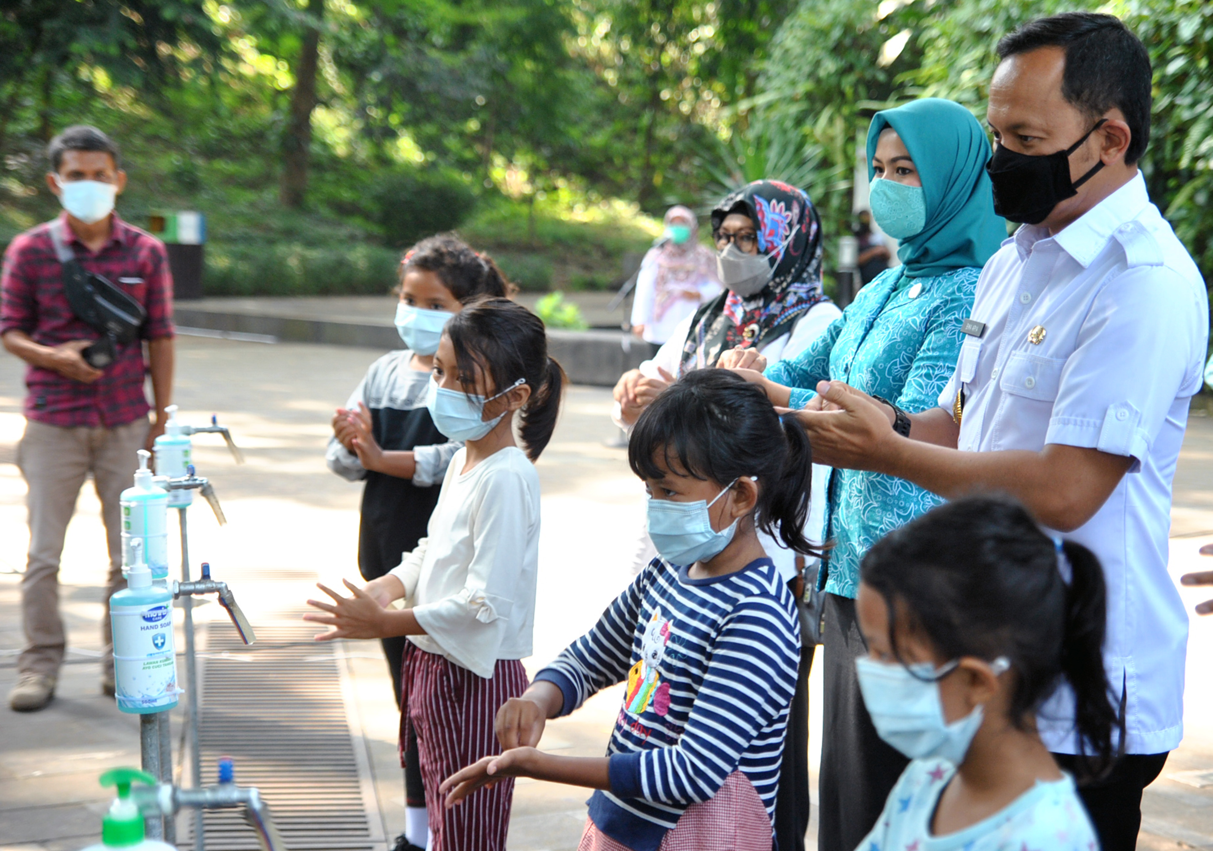 Wali kota Bogor Bima Arya saat mempraktekkan cuci tangan pakai sabun di Hari cuci tangan Sedunia