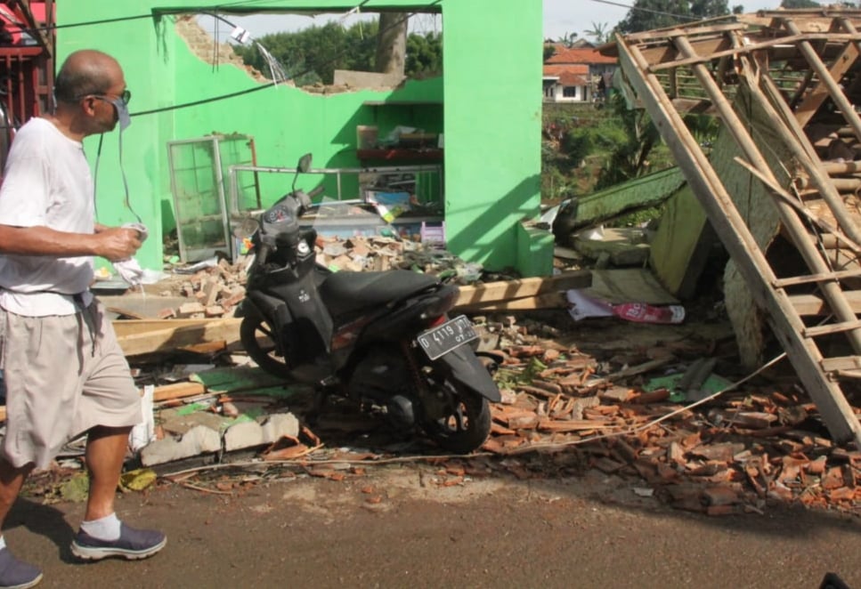 Warga Desa Mekarsaluyu, Kecamatan Cimenyan, Kabupaten Bandung membereskan perabotan yang masih bisa terpakai pasca puting beliung menerjang 