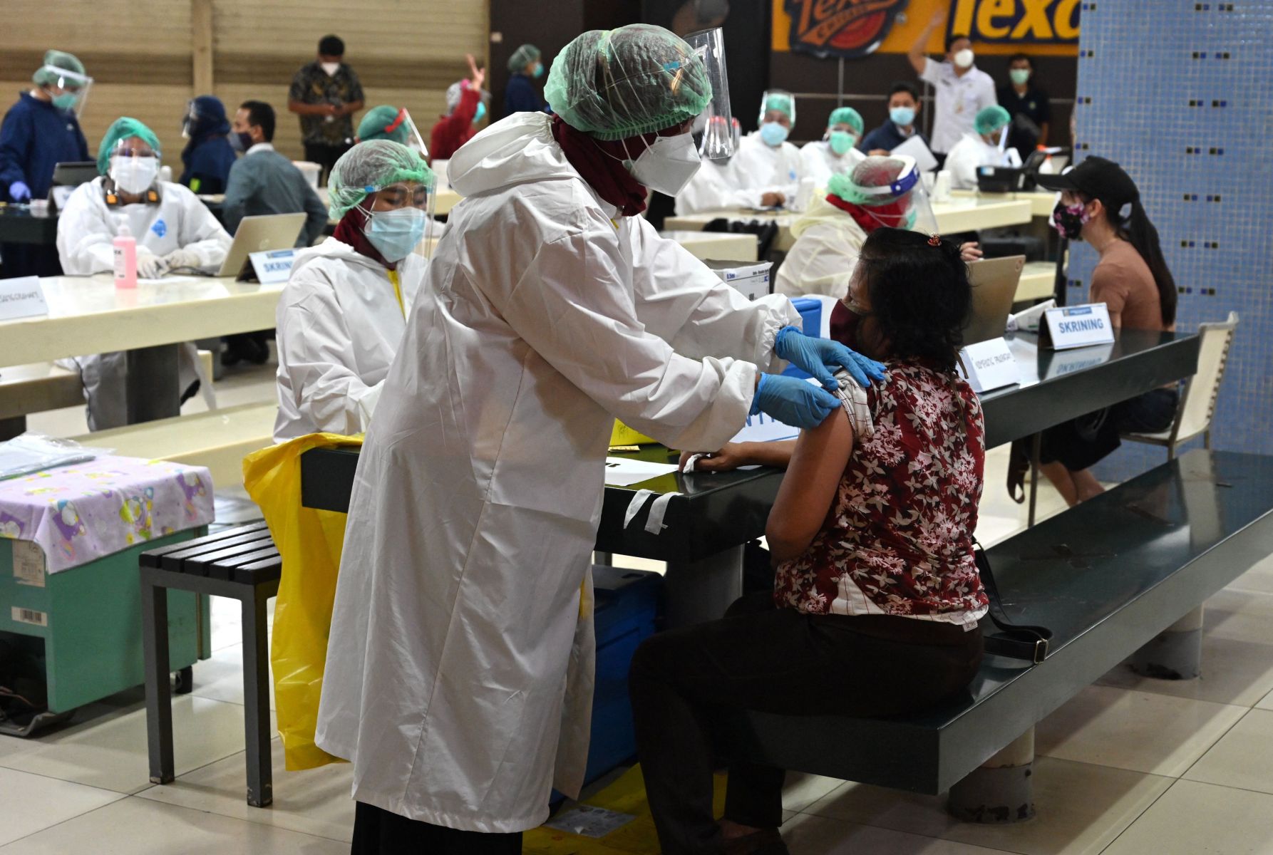 Vaksinasi pedagang di Pasar Tanah Abang