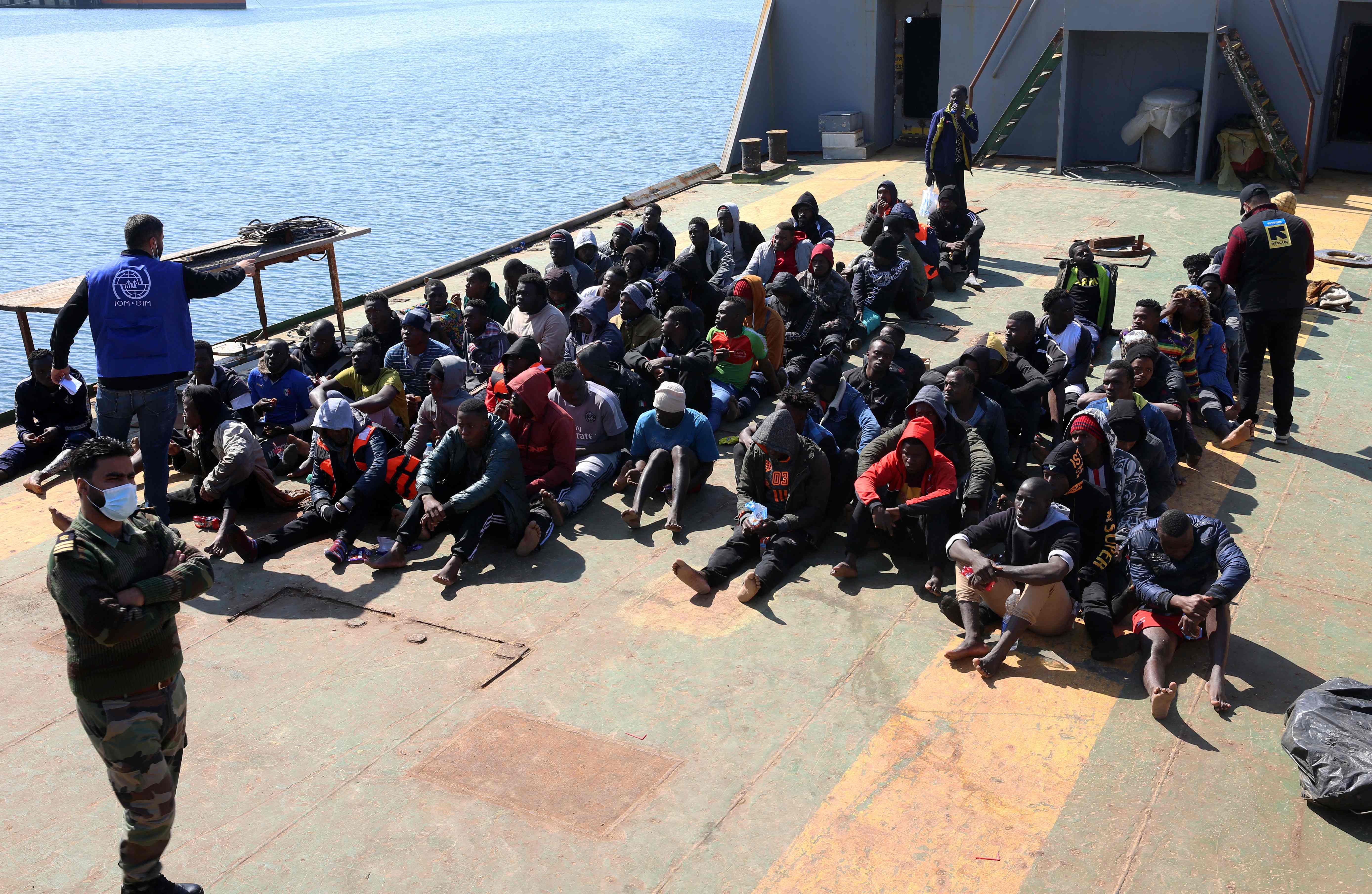 Sejumlah imigran yang diselamatkan kapal penjaga milik Libya.