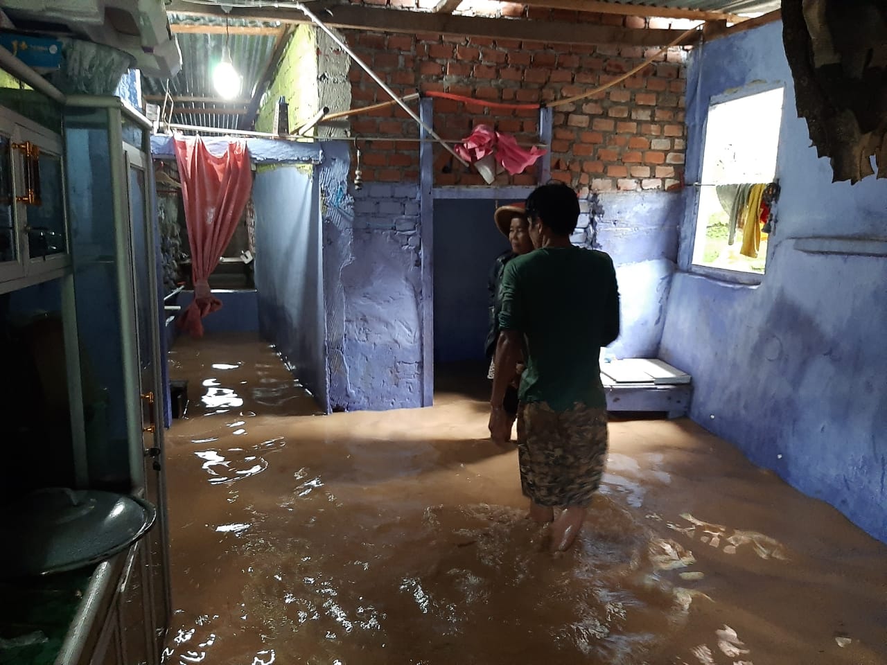 Hujan lebat menyebabkan banjir pemukiman warga di Kelurahan Bandar Jaya, Kabupaten Lahat, Sumatra Selatan, Selasa (16/3)