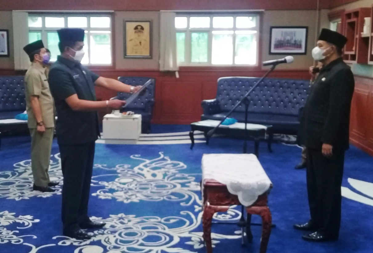 Bupati Aa Umbara melantik sejumlah pejabat Pemkab Bandung Barat di ruang bupati, secara tertutup, Selasa (30/3/2021)