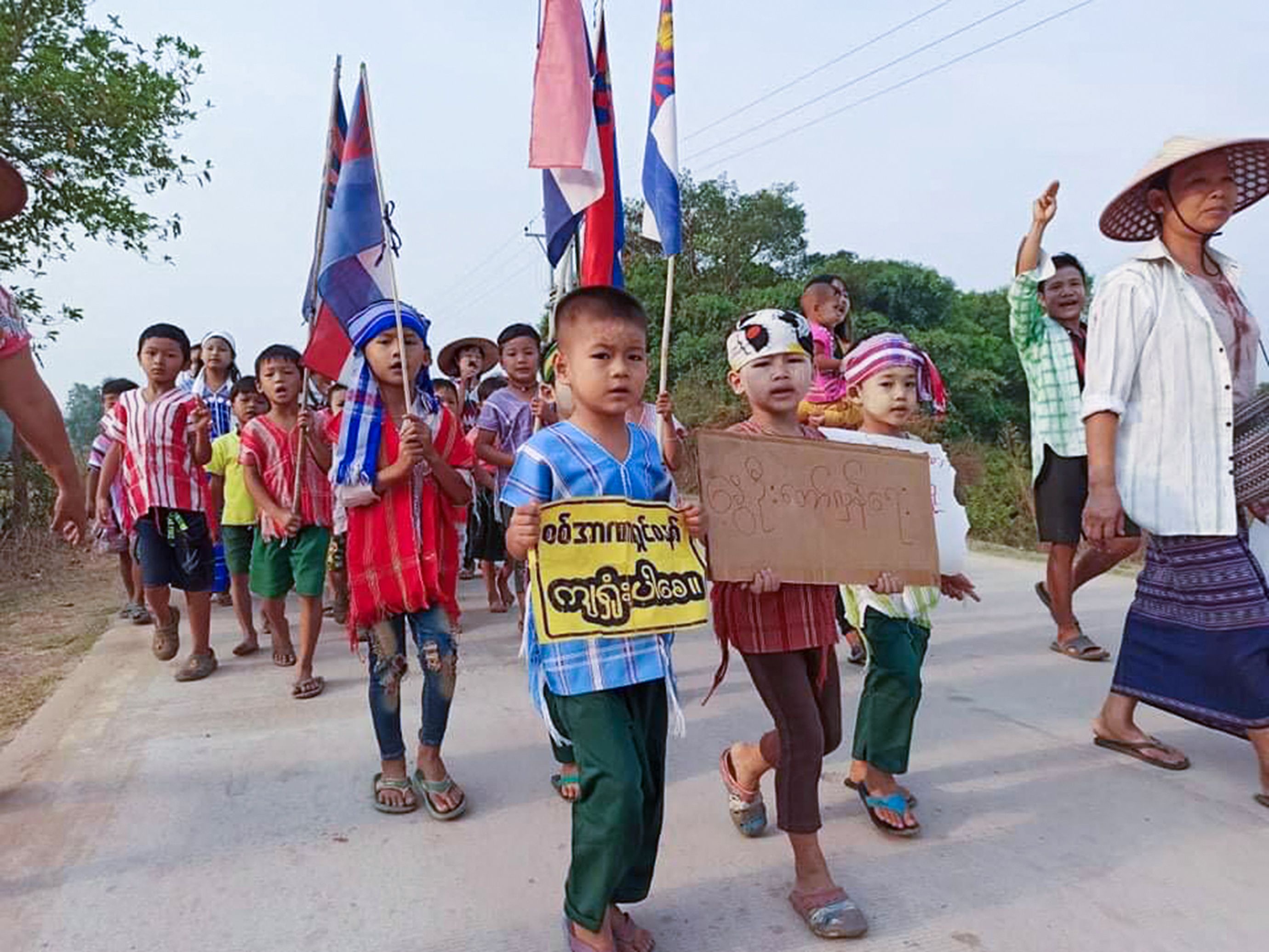 Anak-anak ambil bagian dalam demonstrasi antikudeta di Kawkareik, Myanmar.