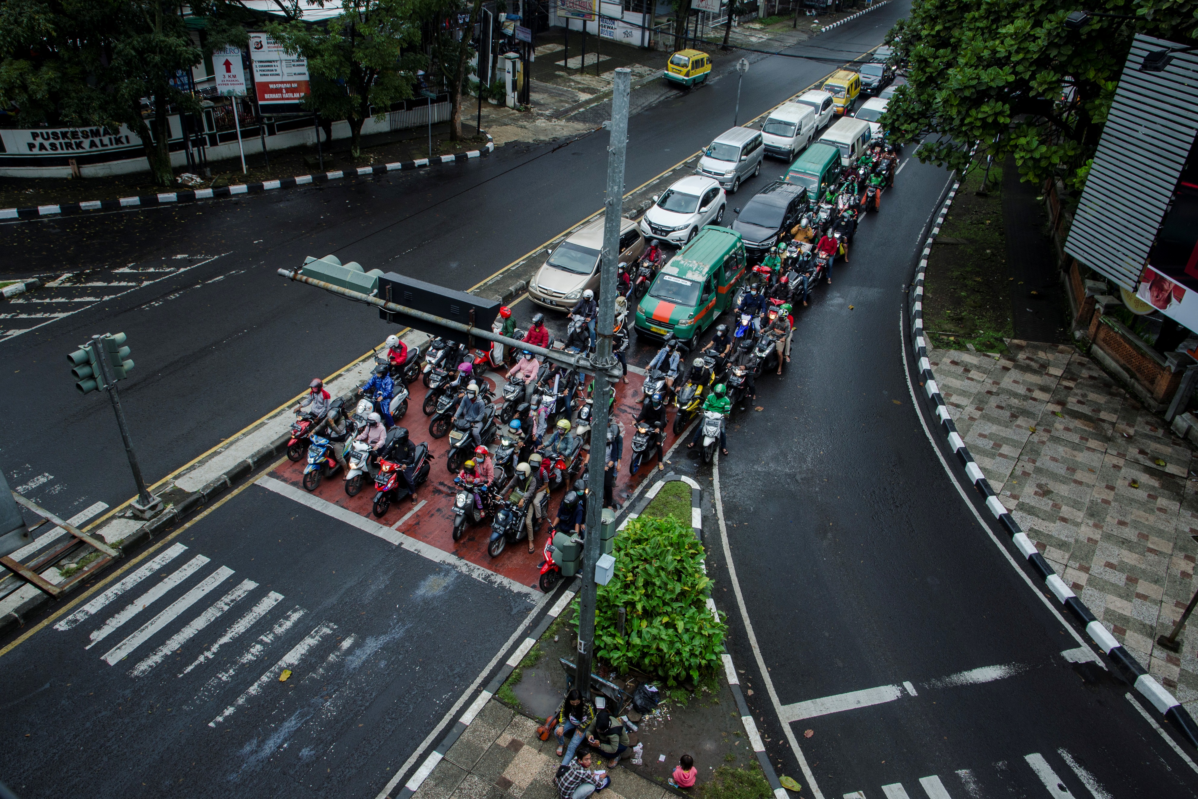Pengendara berhenti mengikuti isyarat lampu lalu lintas di lokasi penerapan tilang elektronik Persimpangan Pasteur-Sukajadi, Bandung.