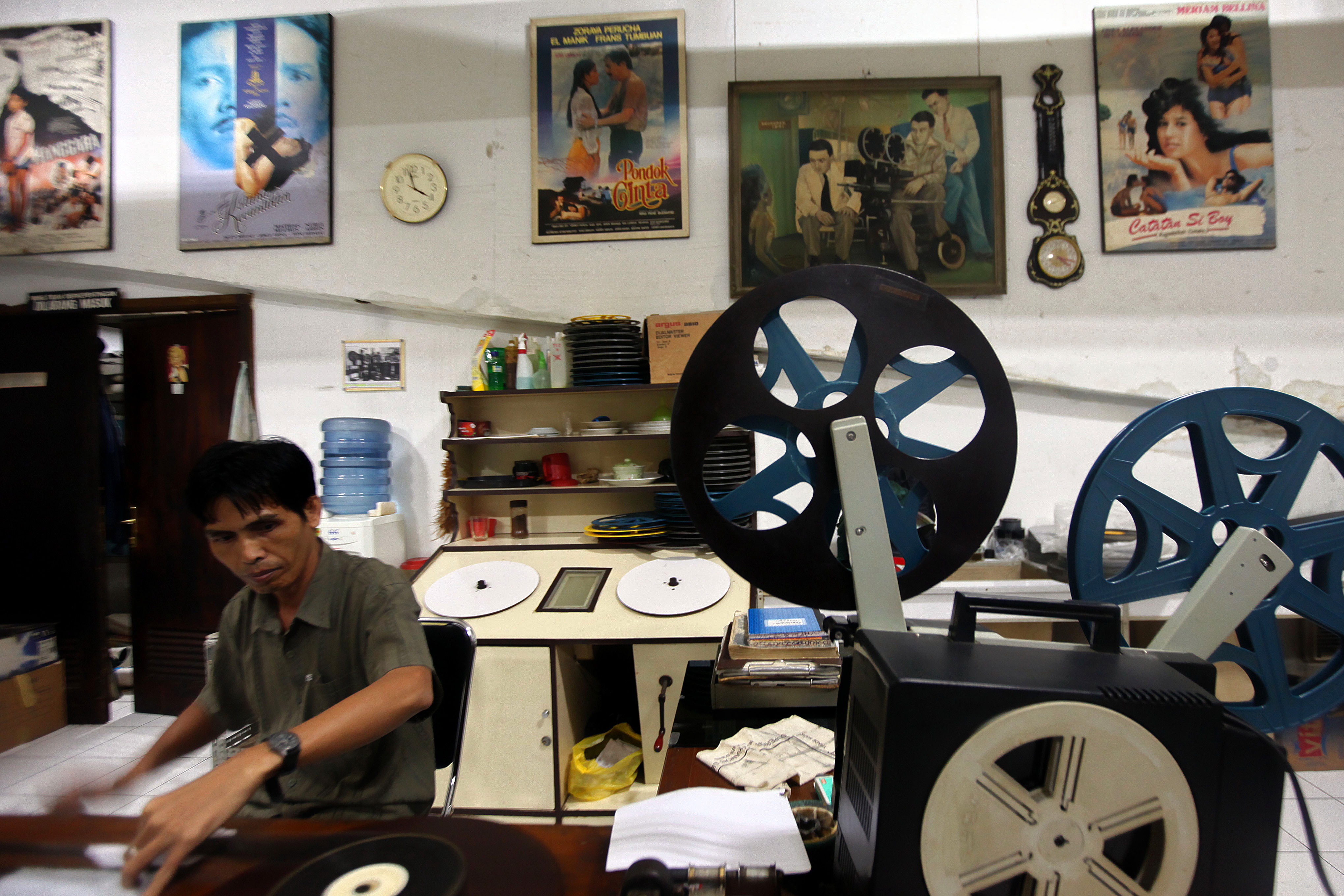 Petugas membersihkan film di Sinematek Indonesia, Jakarta.