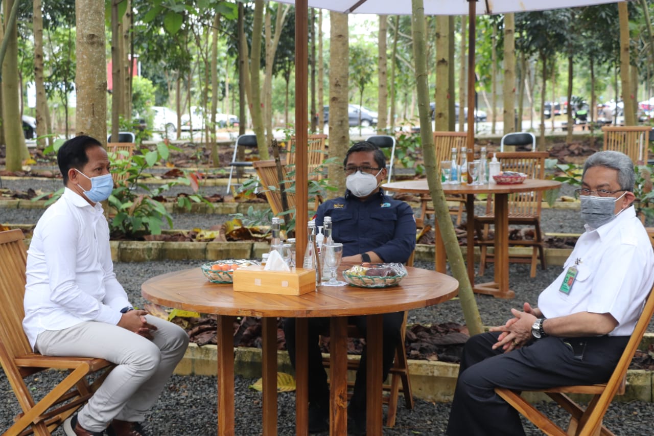 Wamen LHK, Alue Dohong saat meninjau kawasan ekowisata Bukit Batu di Tahura Sultan Adam, Kalimantan Selatan.