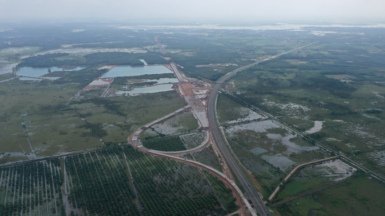 Foto udara tol Indralaya-Prabumulih (Indraprabu) sepanjang 65 kilometer, yang merupakan bagian dari Tol Trans Sumatera.