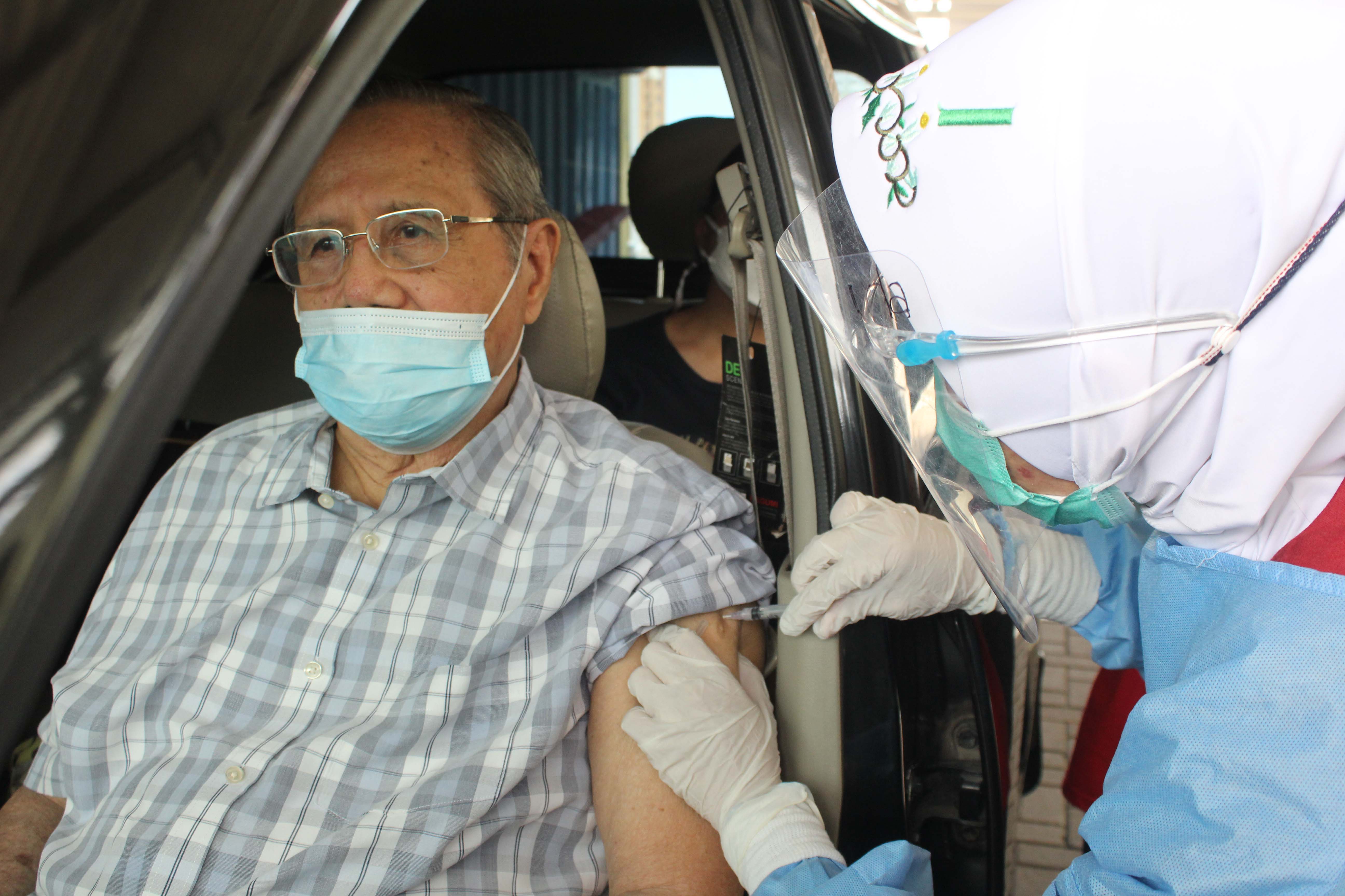 Ilustrasi vaksinasi covid-19 pada lansia