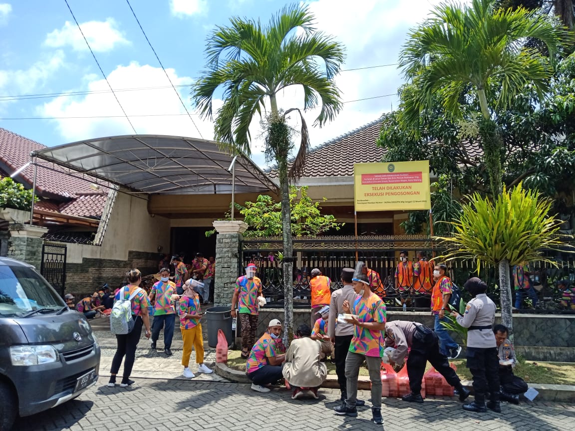 Juru Sita PN Malang mengeksekusi pengosongan rumah seharga Rp9 miliar di Jalan Taman Ijen Malang, Selasa (23/3/2021).
