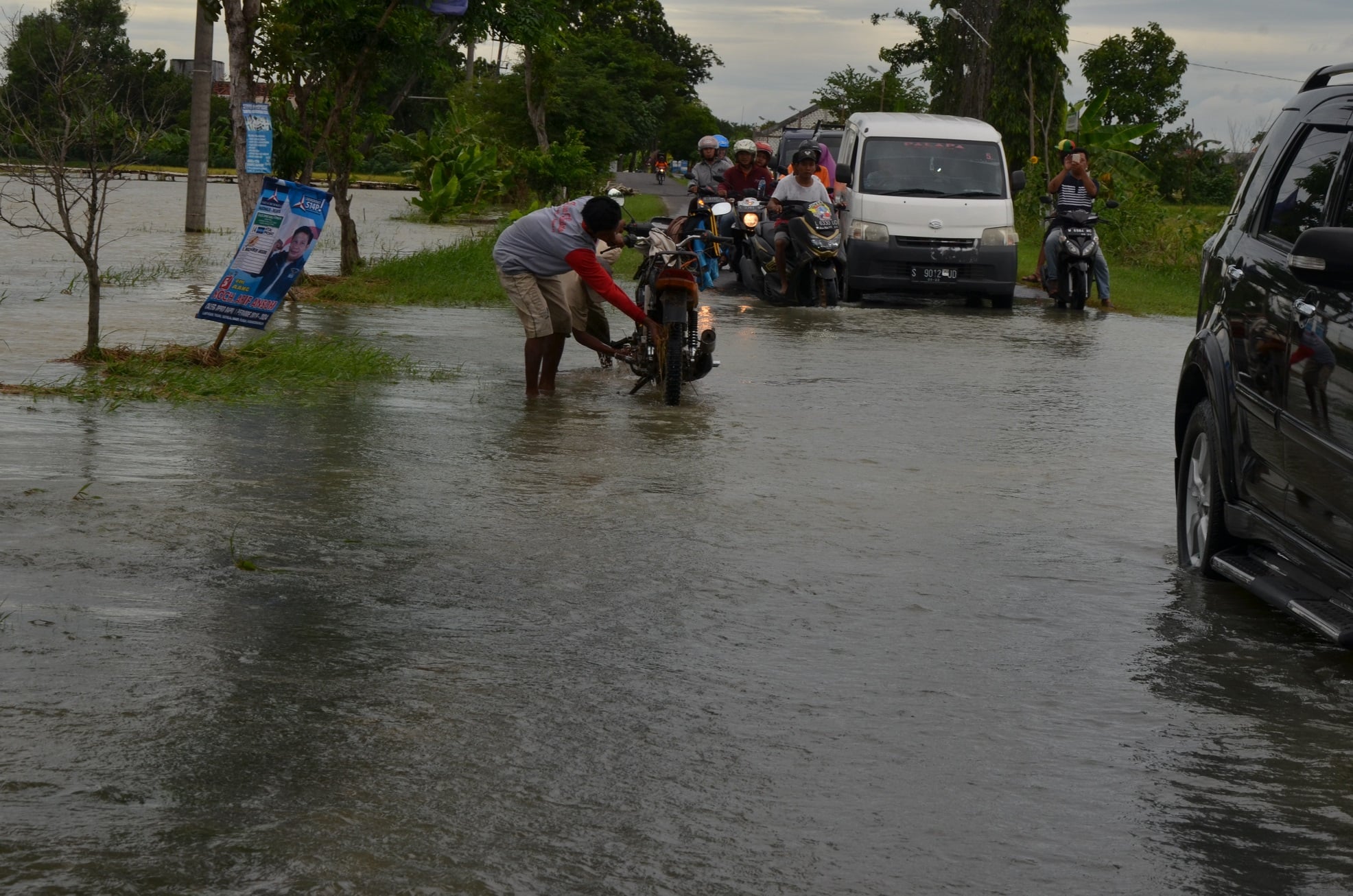 LUAPAN Kali Ganggang dan Kali Pacal membuat genanganan air di dua kecamatan di Kabupaten Bojonegoro, Jatim, Rabu (3/3) siang.