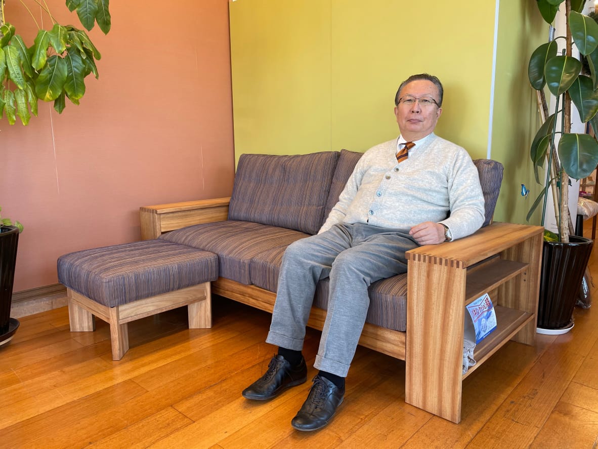 Yasuhiro Ohara pemilik Ganko Oyaji duduk di atas furniture hasil karyanya. Kini ia membuka toko di Indonesia.