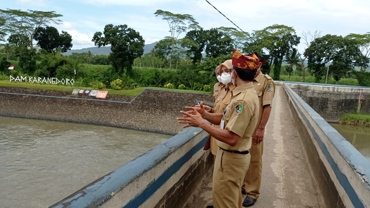 Bupati Banyuwangi, Ipuk Fiestiandani Azwar Anas (tengah) saat meninjau Bendungan Karangdowo, Senin (22/3/2021).
