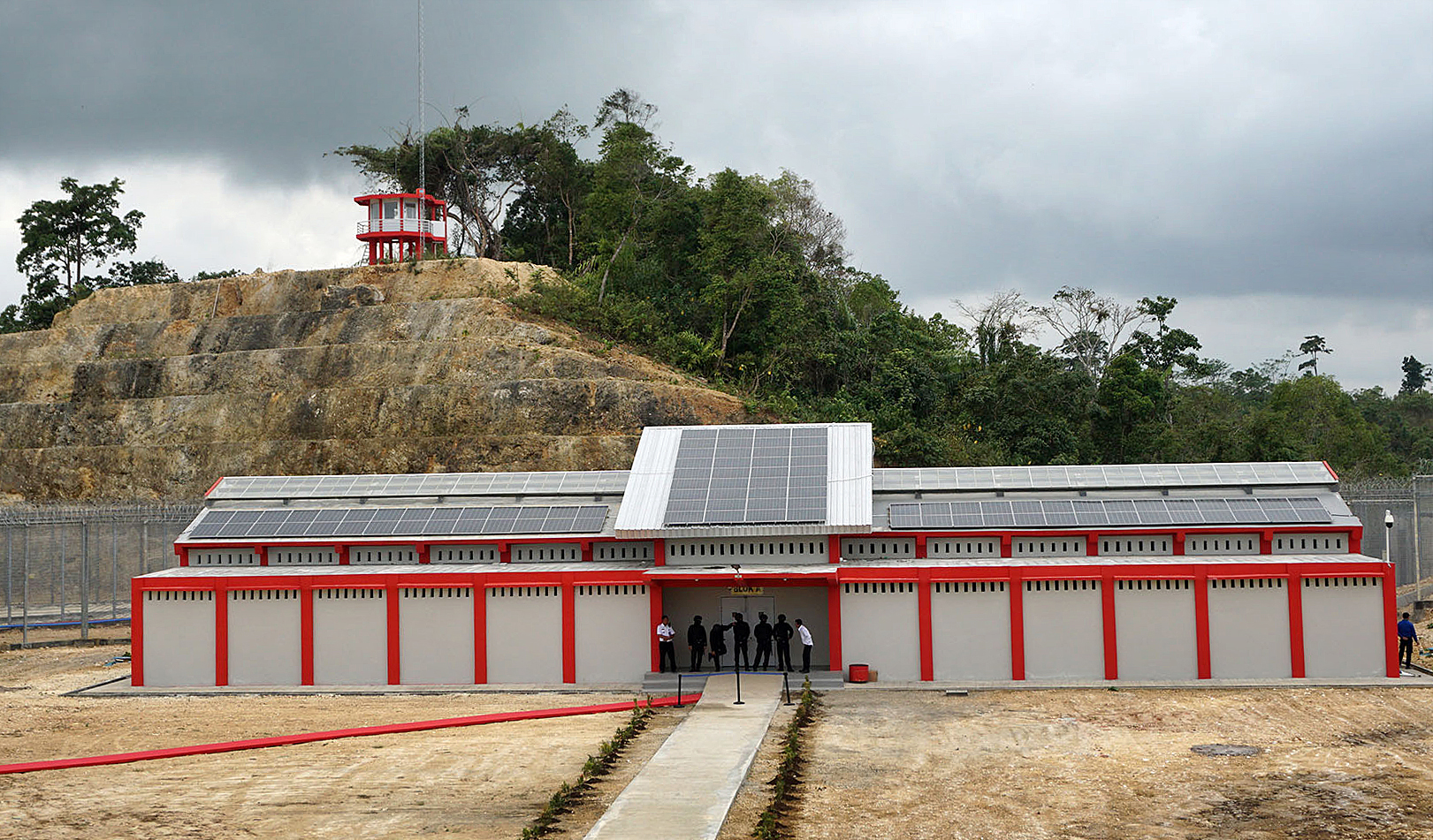 Petugas berada di Blok B Lembaga Pemasyarakatan (LP) Kelas IIA Karanganyar, Pulau Nusakambangan, Cilacap