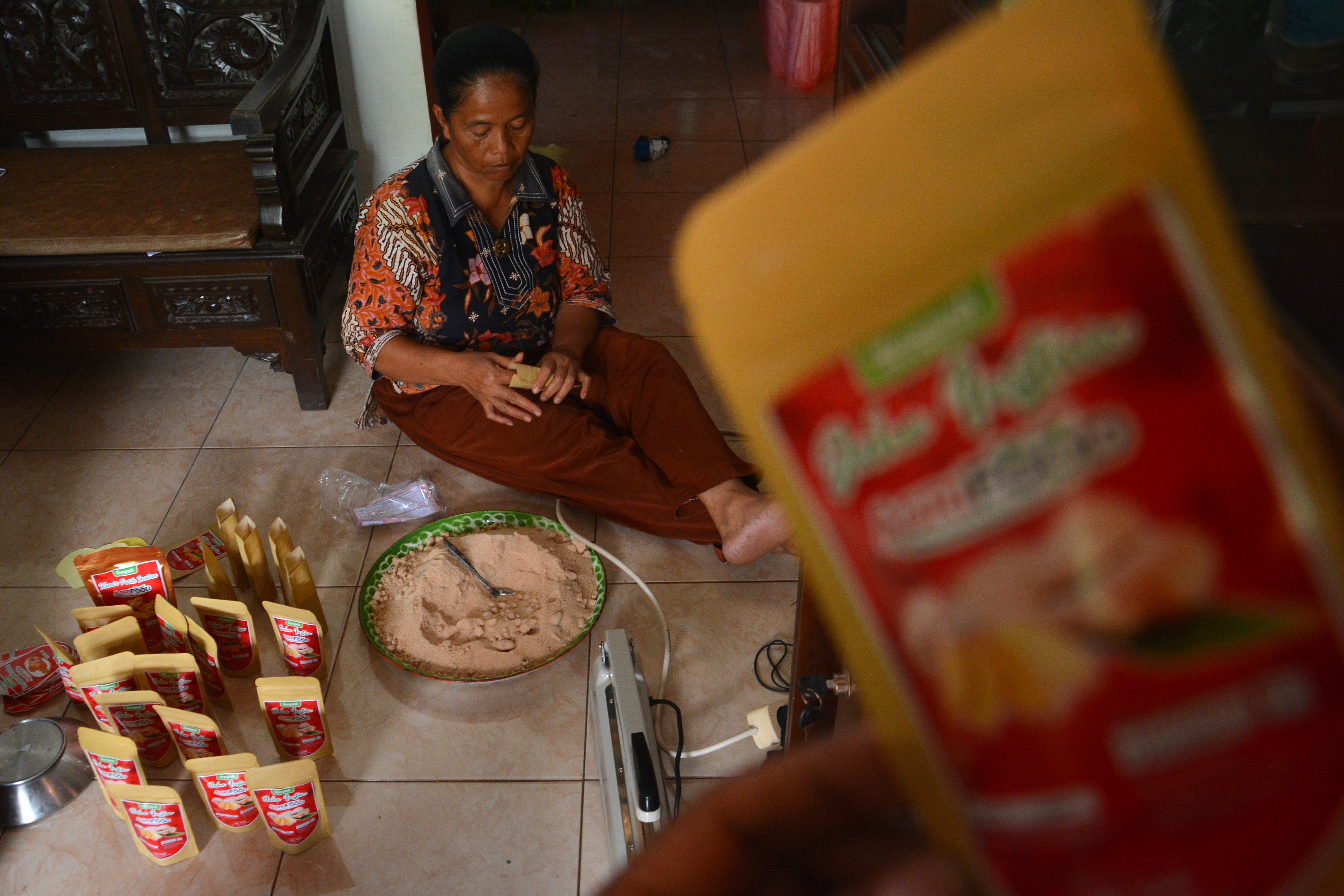Warga melakukan pengemasan minuman rempah jahe merah di industri rumahan Dusun Segunung, Jombang, Jatim, beberapa waktu lalu.