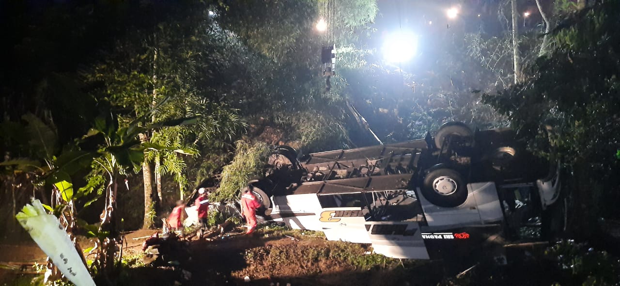 Bus Sri Padma Kencana yang terjun ke jurang di wilayah Wado, Kabupaten Sumedang, Jawa Barat