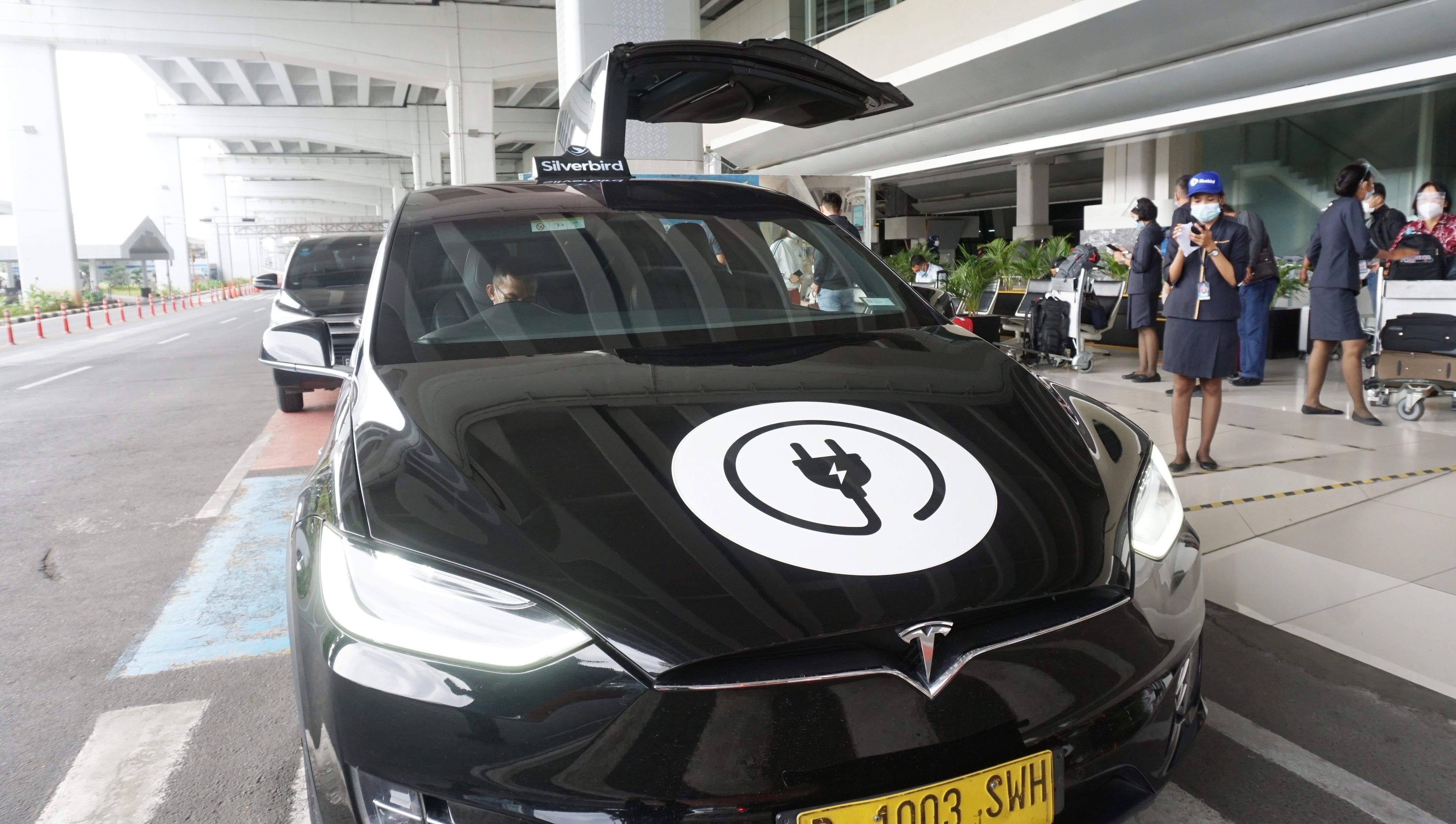 Tesla model X dipakai menjadi Taksi di Bandara Soekarno-Hatta, Tangerang, Banten.