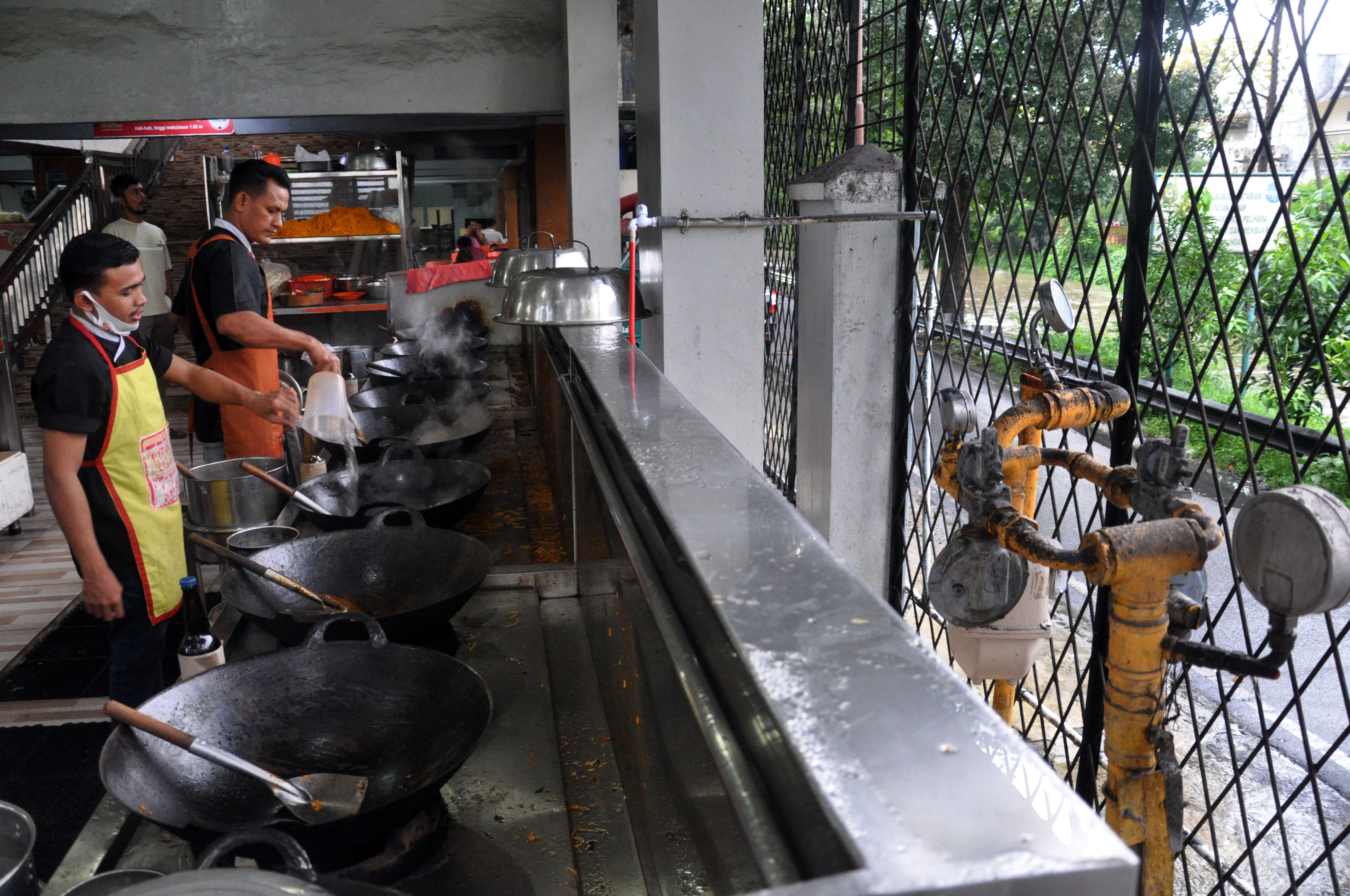  Salah satu rumah makan di Kota Medan, Sumatra Utara, yang sudah menggunakan gas bumi dari Perusahaan Gas Negara. 