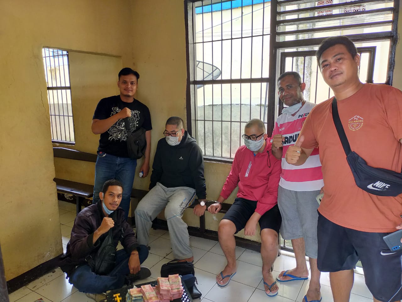 Dua DPO (duduk di bangku) pencuri uang dan emas senilai Rp50 miliar ditangkap oleh Tim Jatanras Polres Kabupaten Alor, Minggu (28/2)