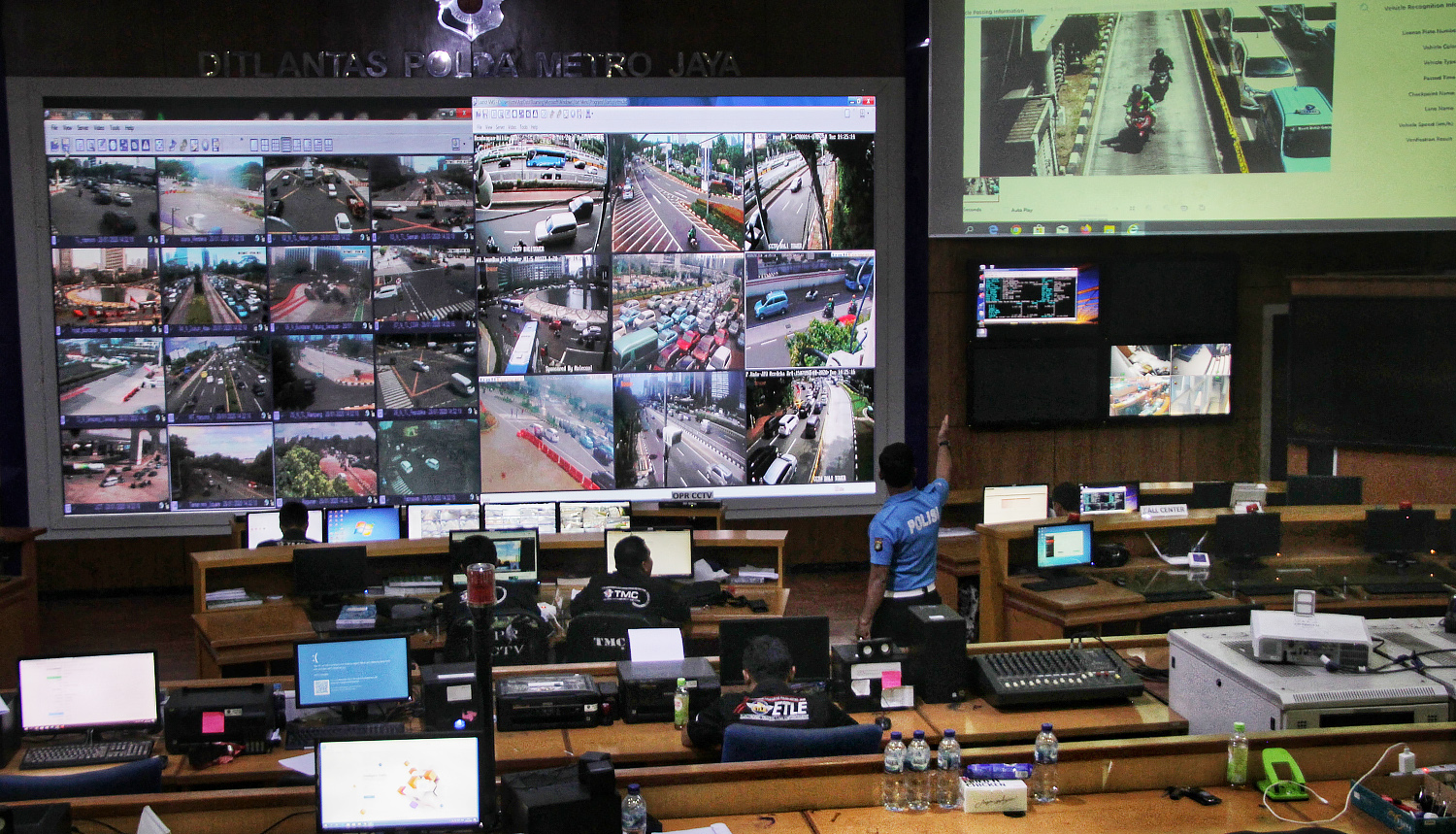 Petugas back office ETLE TMC Polda Metro Jaya menganalisa pelanggaran roda dua di Gedung Regional TMC Polda Metro Jaya, Jakarta.