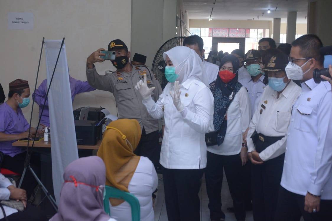 Wakil Wali Kota Palembang, Fitrianti Agustinda (tengah) meninjau  vaksinasi Covid-19 untuk guru di RSUD Gandus Palembang, Rabu (24/3).