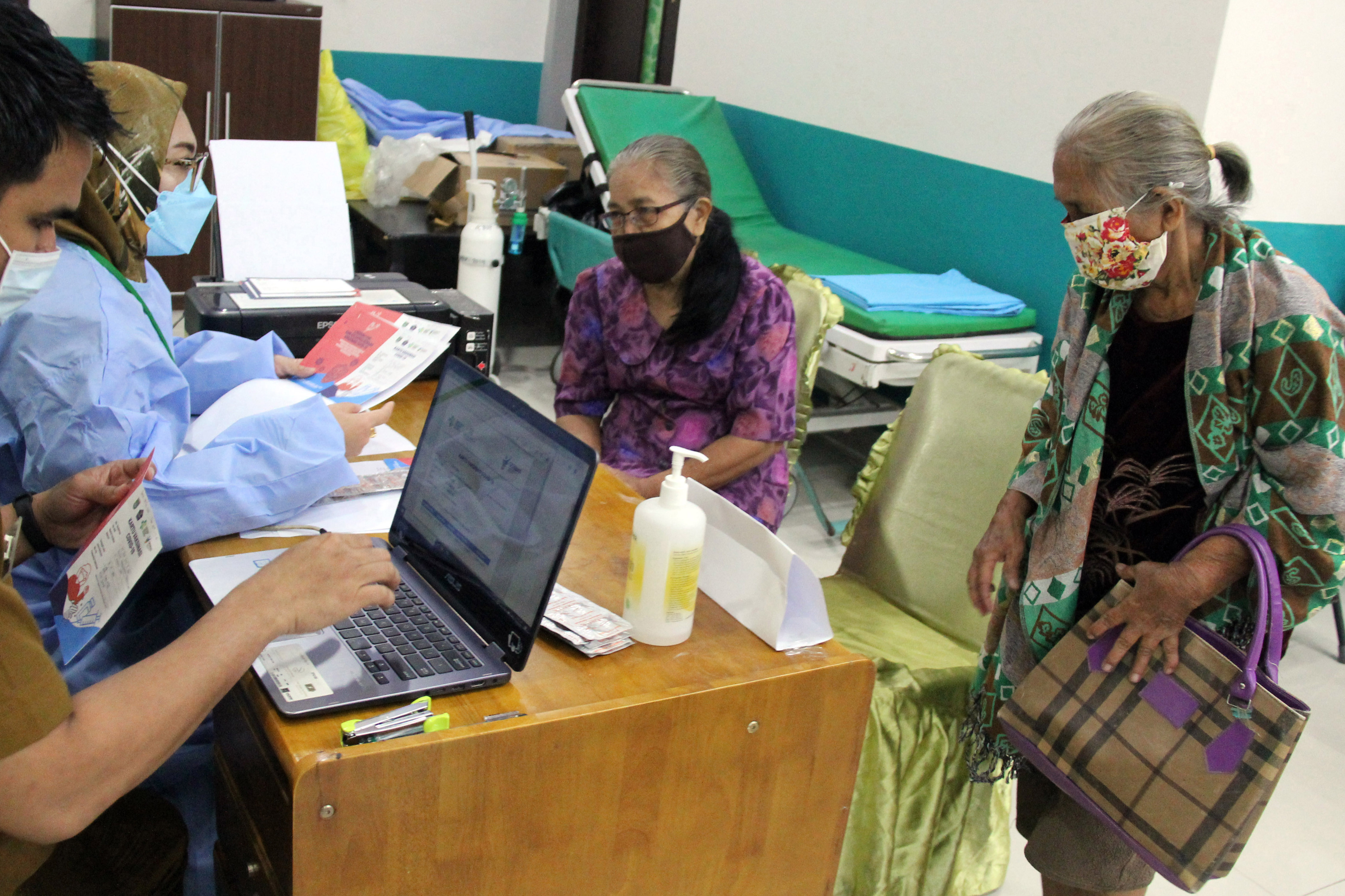 Percepat Vaksinasi Lansia, Kemenkes Sertakan Anak Muda