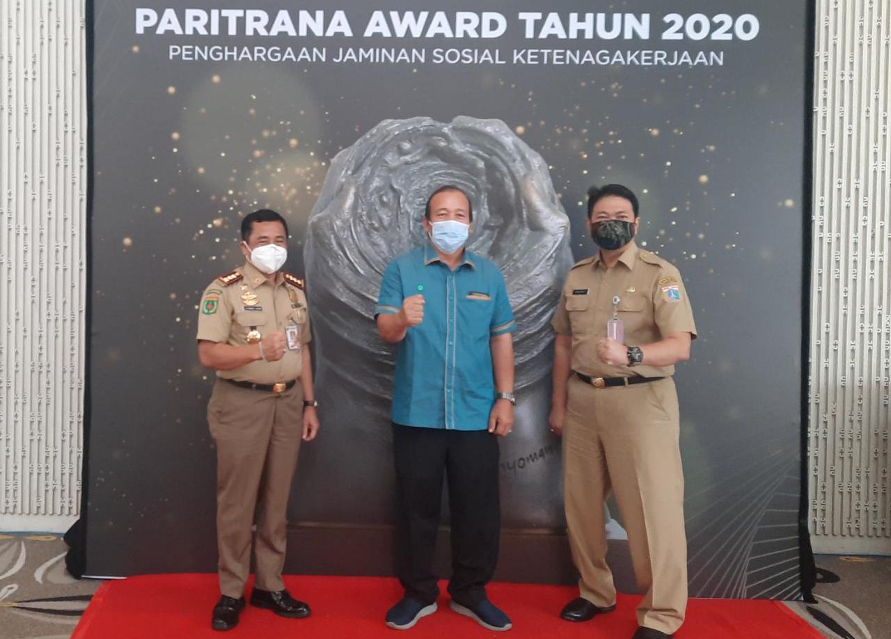  Deputi Direktur BPJAMSOSTEK Wilayah DKI Jakarta Cotta Sembiring (tengah) dukung Pemprov DKI dan perusahaan di DKI ikuti Paritrana Awards.  