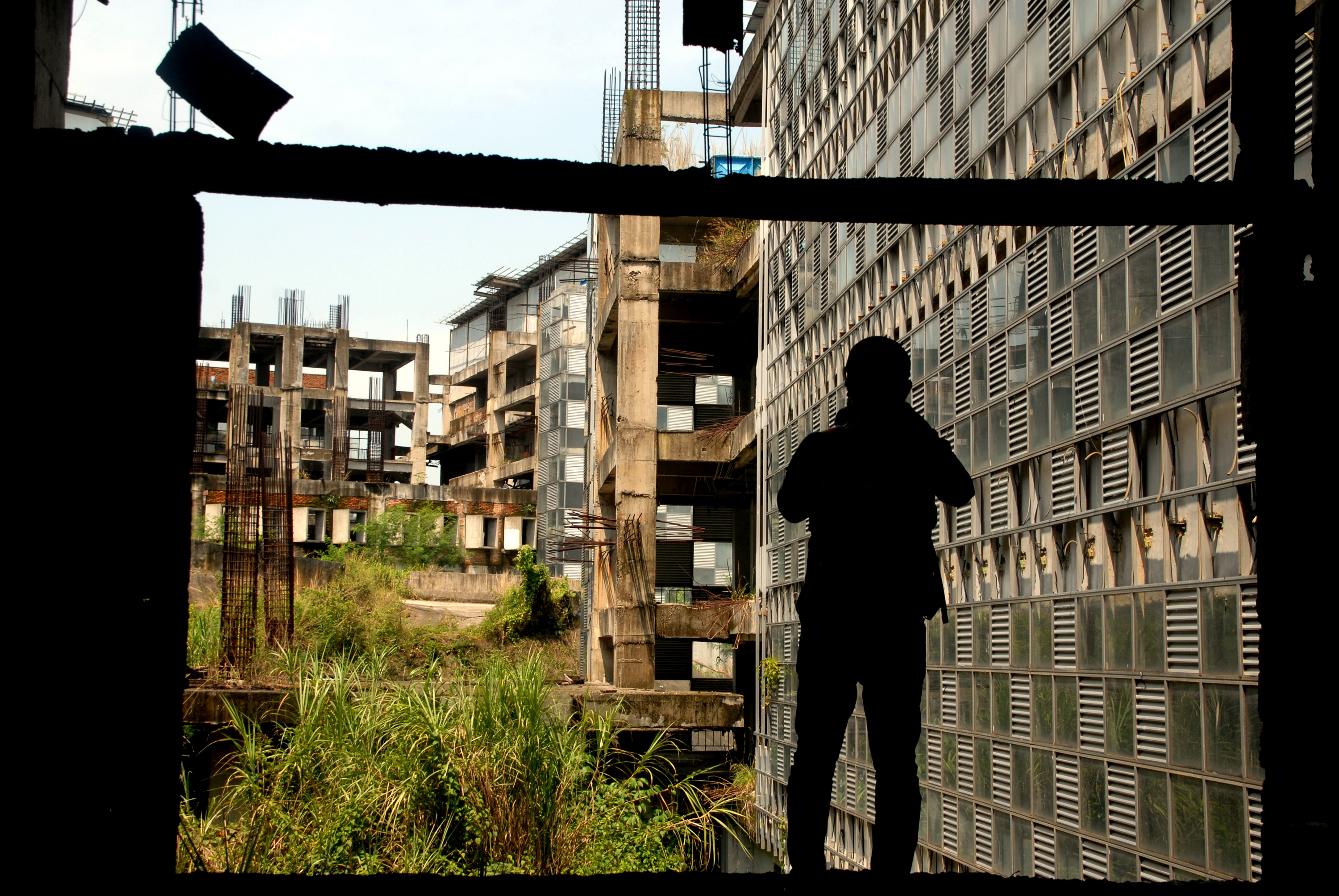 Warga melihat bangunan yang terbengkalai di Pusat Pelatihan dan Pendidikan Olahraga di Hambalang, Jawa Barat, 2016 lalu.