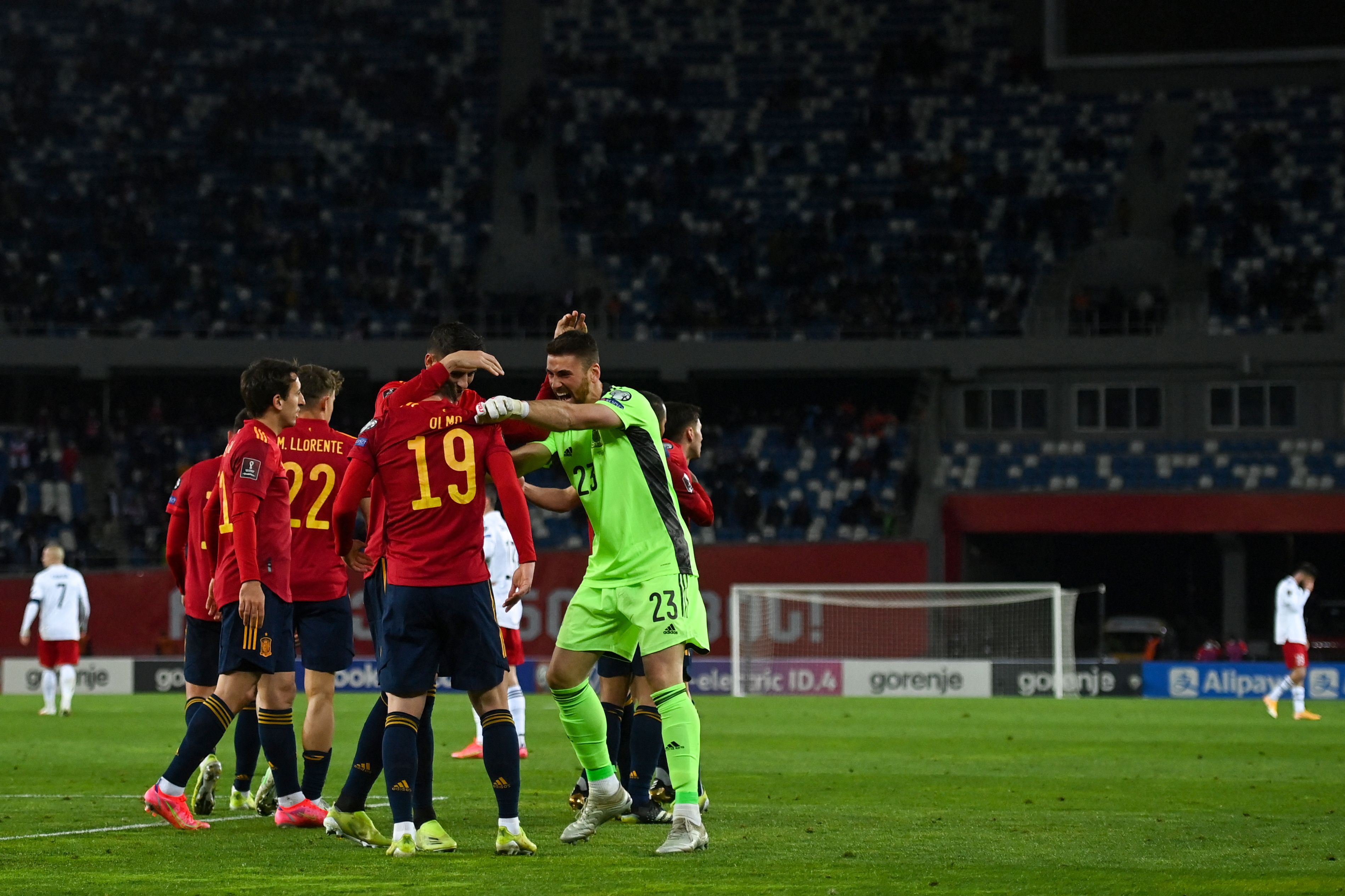 Para pemain Spanyol melakukan selebrasi usai mencetak gol ke gawang Georgia dalam laga kualifikasi Piala Dunia.