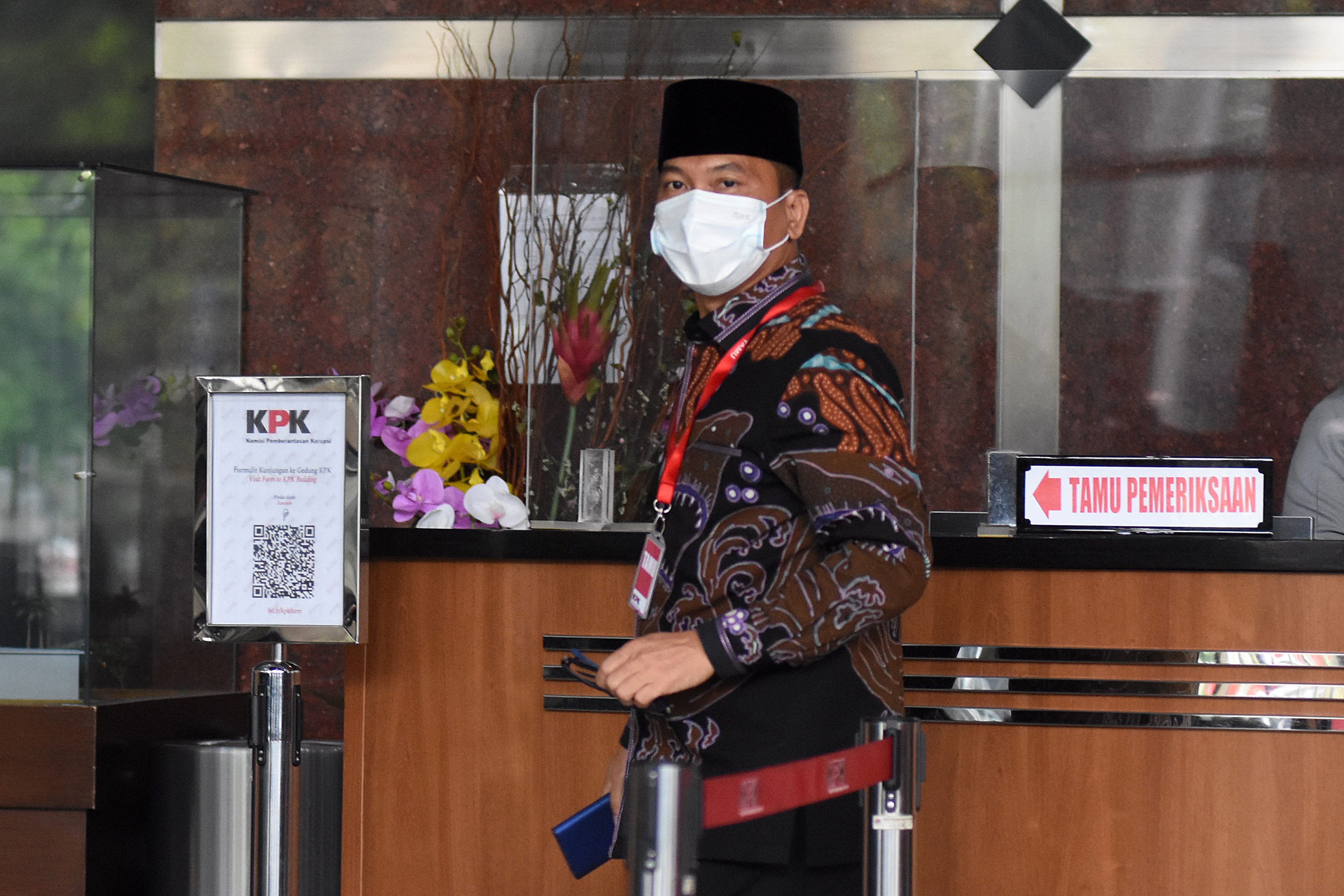 Ketua Komisi VIII DPR Yandri Susanto tiba untuk menjalani pemeriksaan di Gedung Merah Putih KPK, Jakarta, Selasa (30/3).